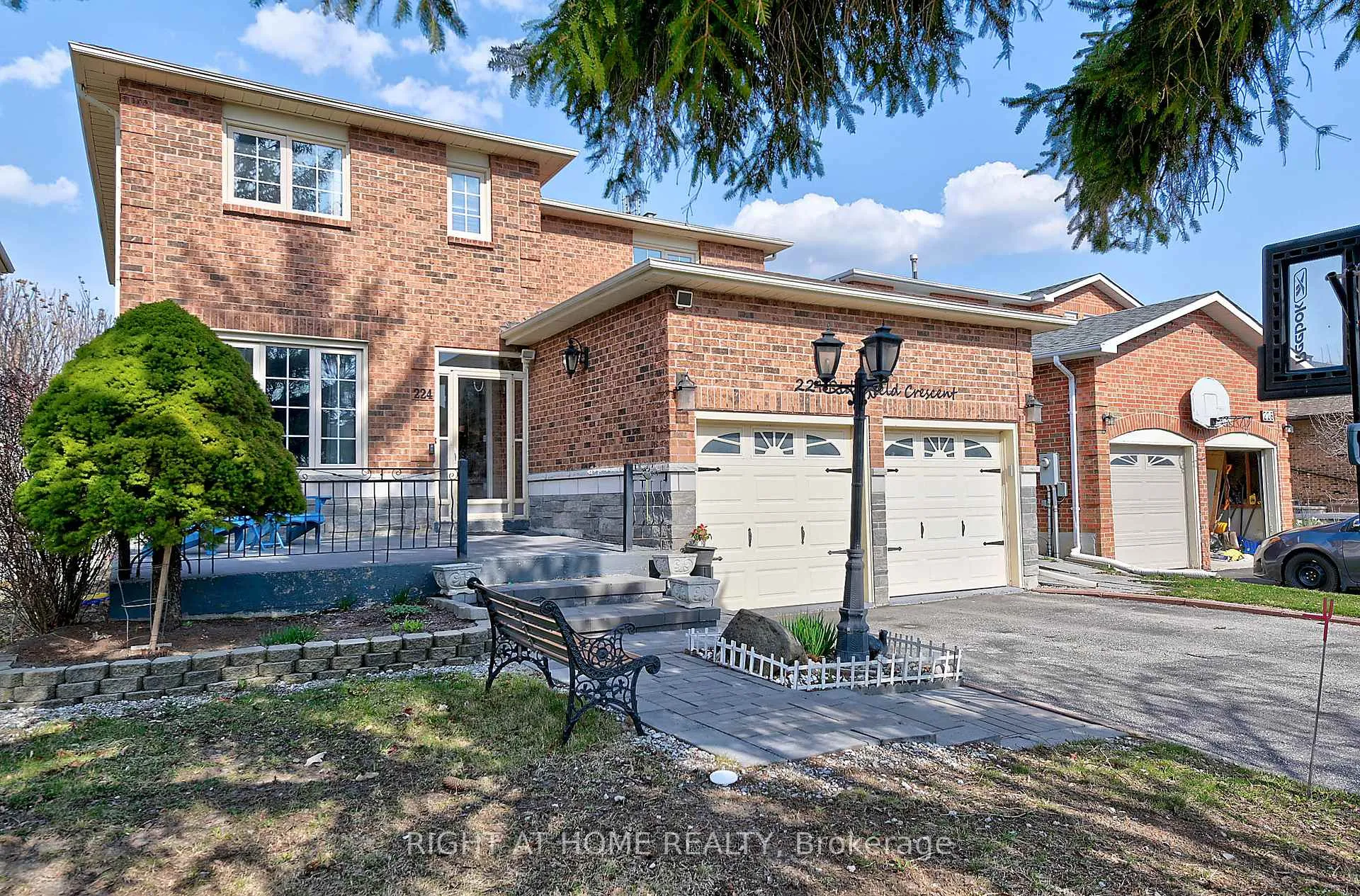 Photo 2 of 224 Ridgefield Crescent, Vaughan, Maple — HOMEH