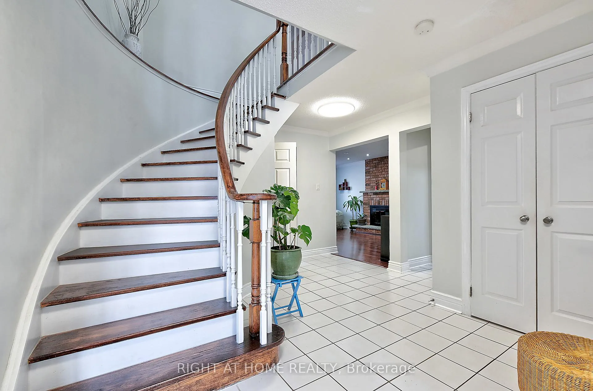 Photo 3 of 224 Ridgefield Crescent, Vaughan, Maple — HOMEH