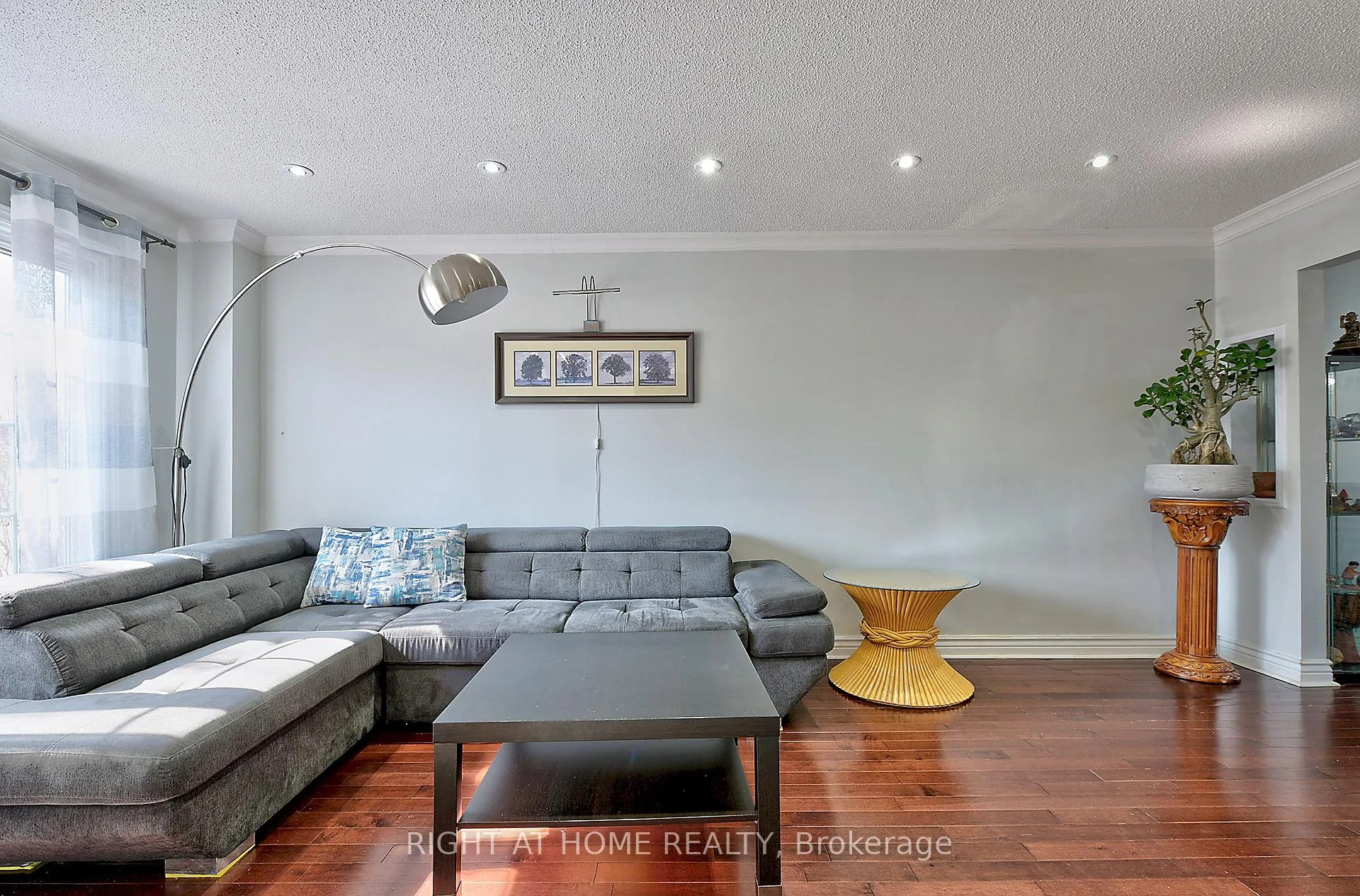 Photo 4 of 224 Ridgefield Crescent, Vaughan, Maple — HOMEH