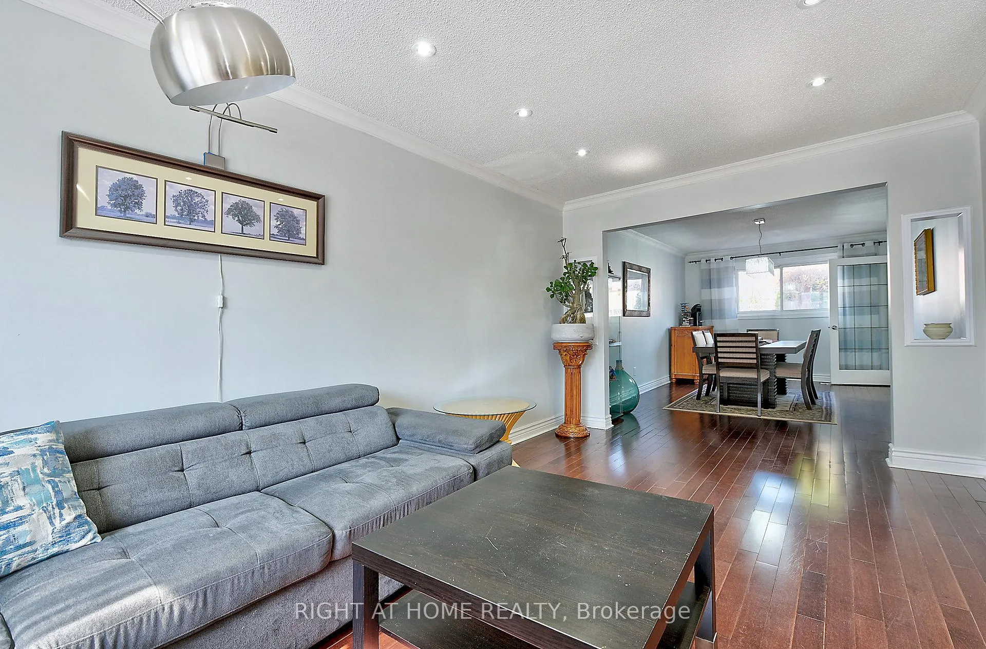Photo 5 of 224 Ridgefield Crescent, Vaughan, Maple — HOMEH