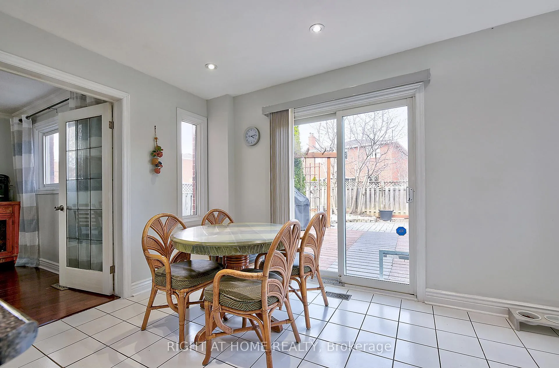 Photo 8 of 224 Ridgefield Crescent, Vaughan, Maple — HOMEH