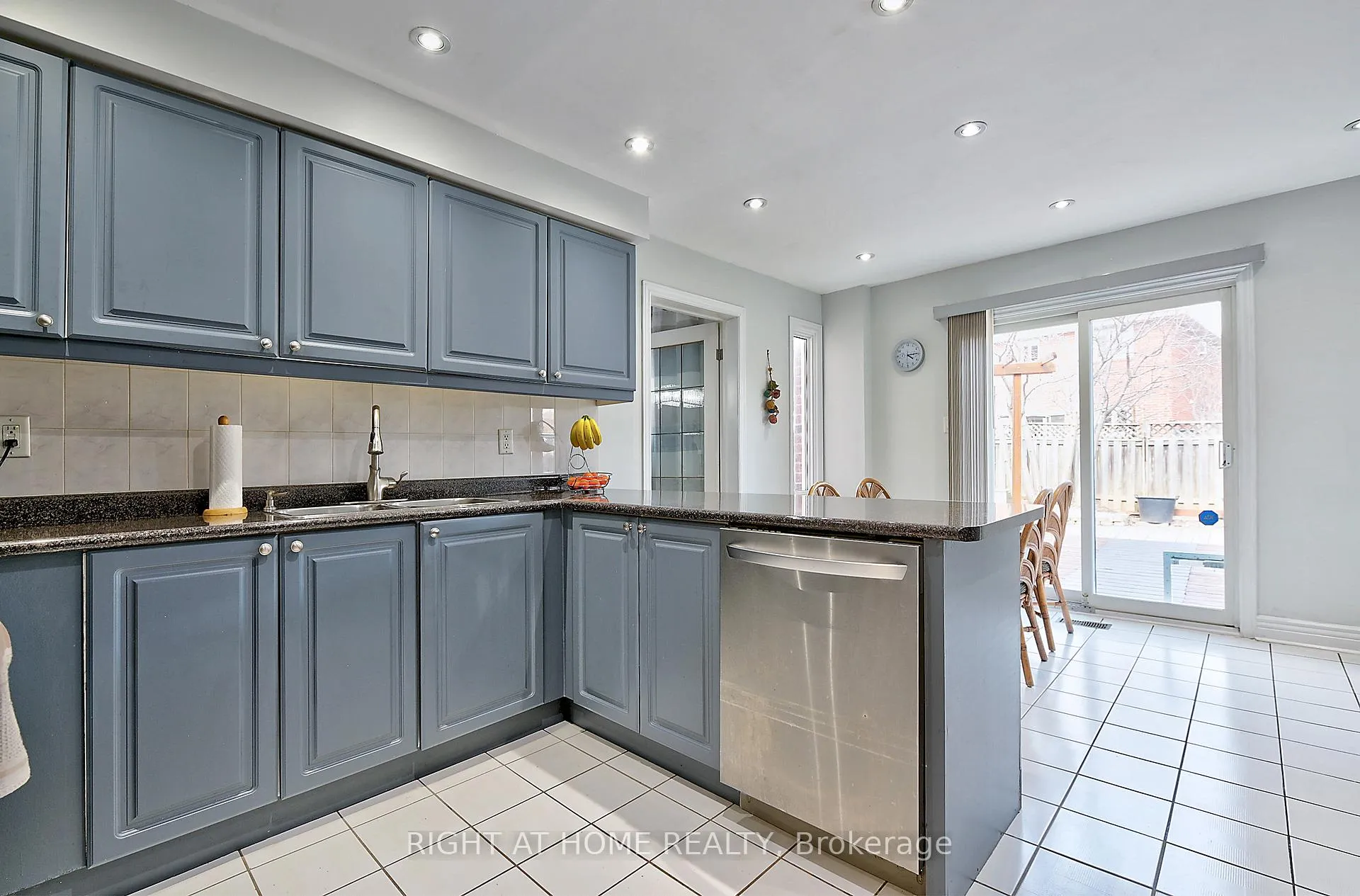 Photo 9 of 224 Ridgefield Crescent, Vaughan, Maple — HOMEH