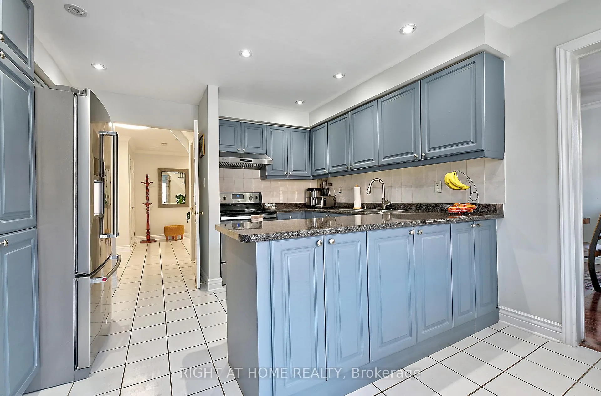 Photo 10 of 224 Ridgefield Crescent, Vaughan, Maple — HOMEH