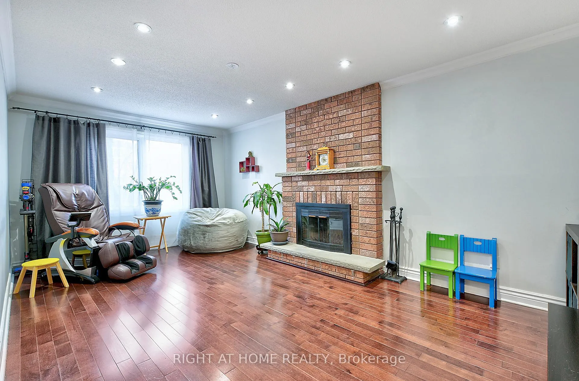 Photo 12 of 224 Ridgefield Crescent, Vaughan, Maple — HOMEH