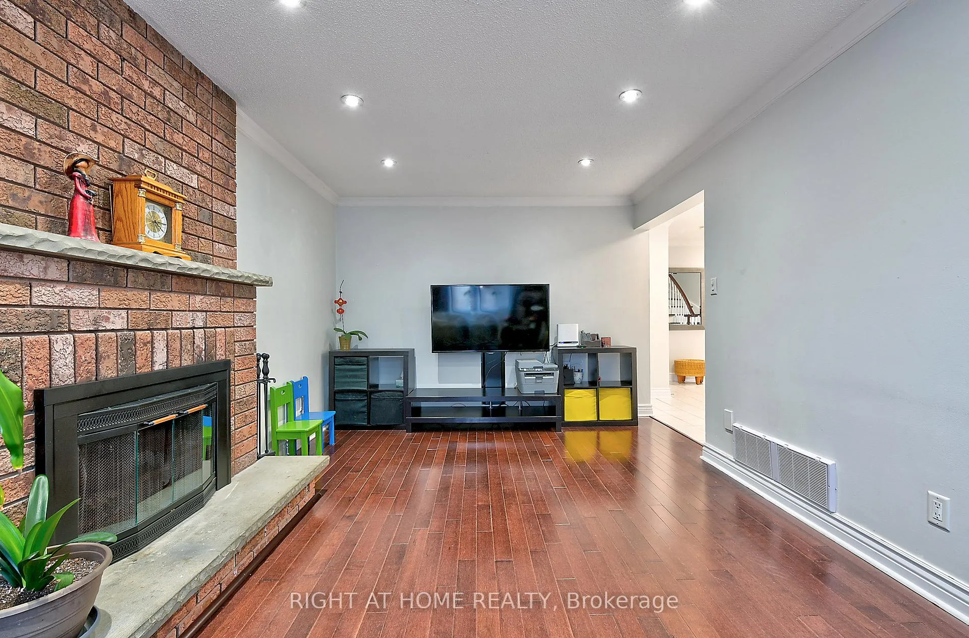 Photo 13 of 224 Ridgefield Crescent, Vaughan, Maple — HOMEH