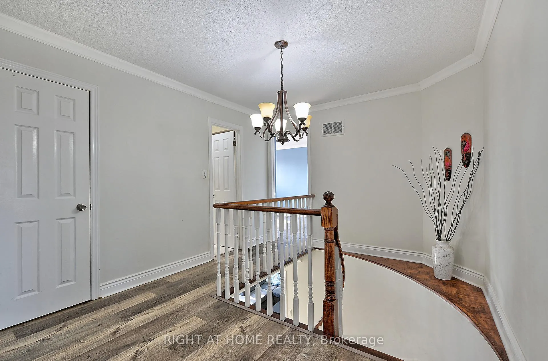 Photo 16 of 224 Ridgefield Crescent, Vaughan, Maple — HOMEH