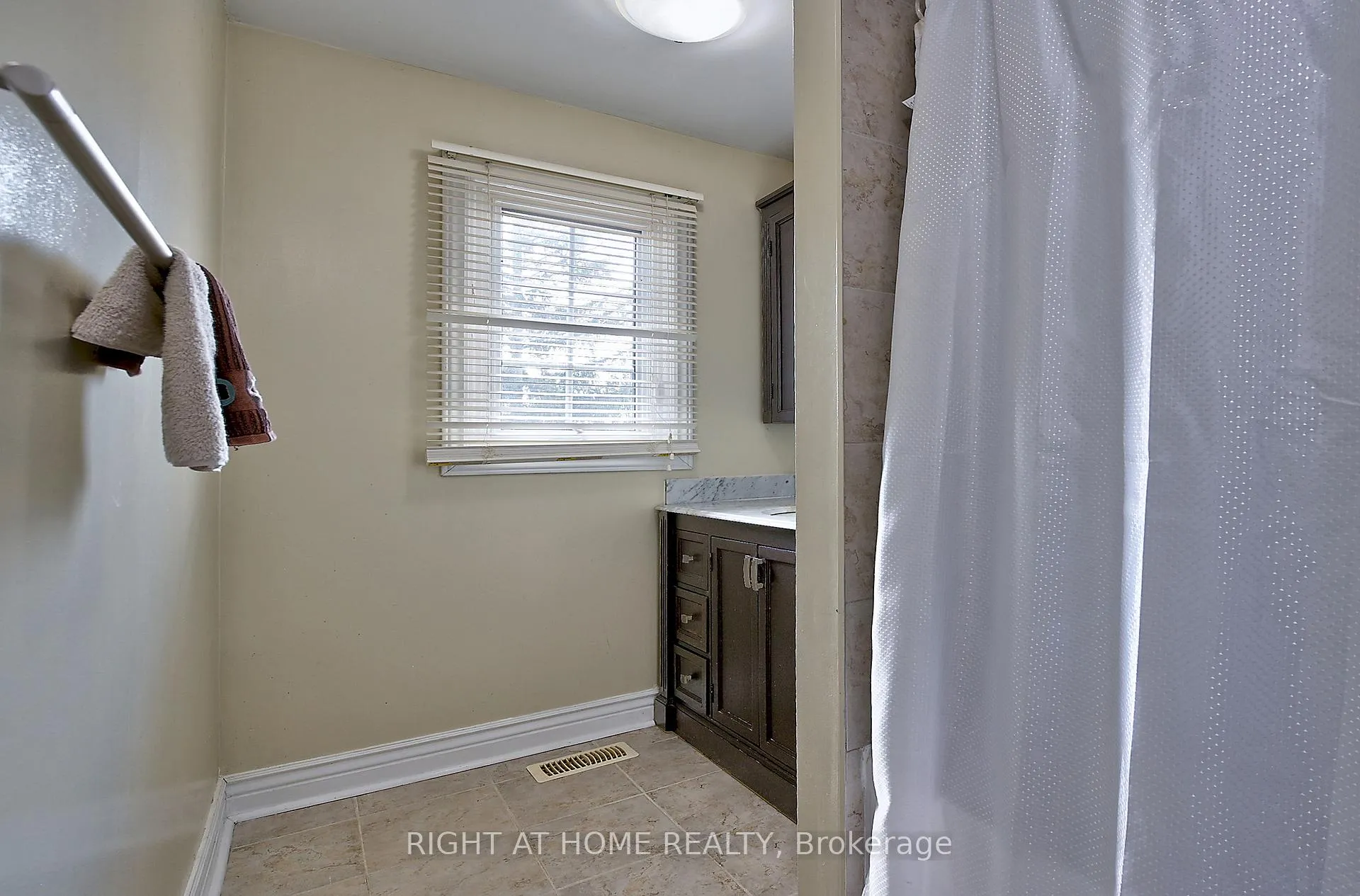 Photo 26 of 224 Ridgefield Crescent, Vaughan, Maple — HOMEH