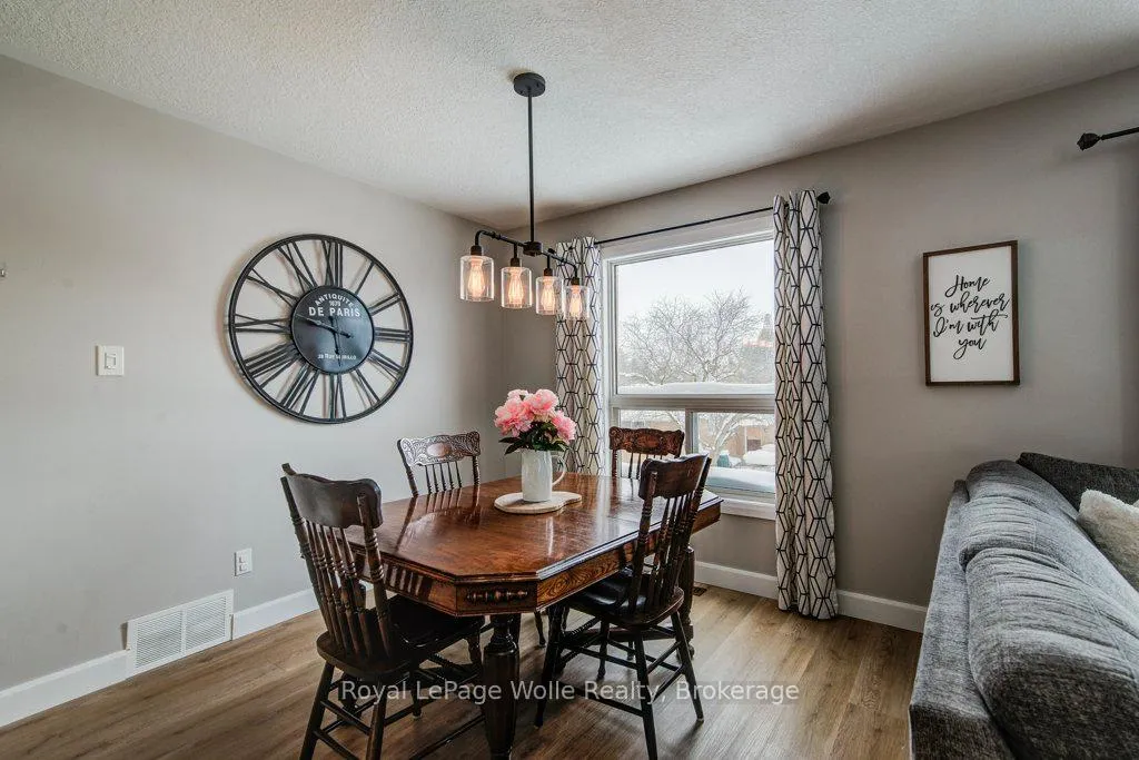 Photo 9 of 84 Walsh Crescent, Stratford — HOMEH