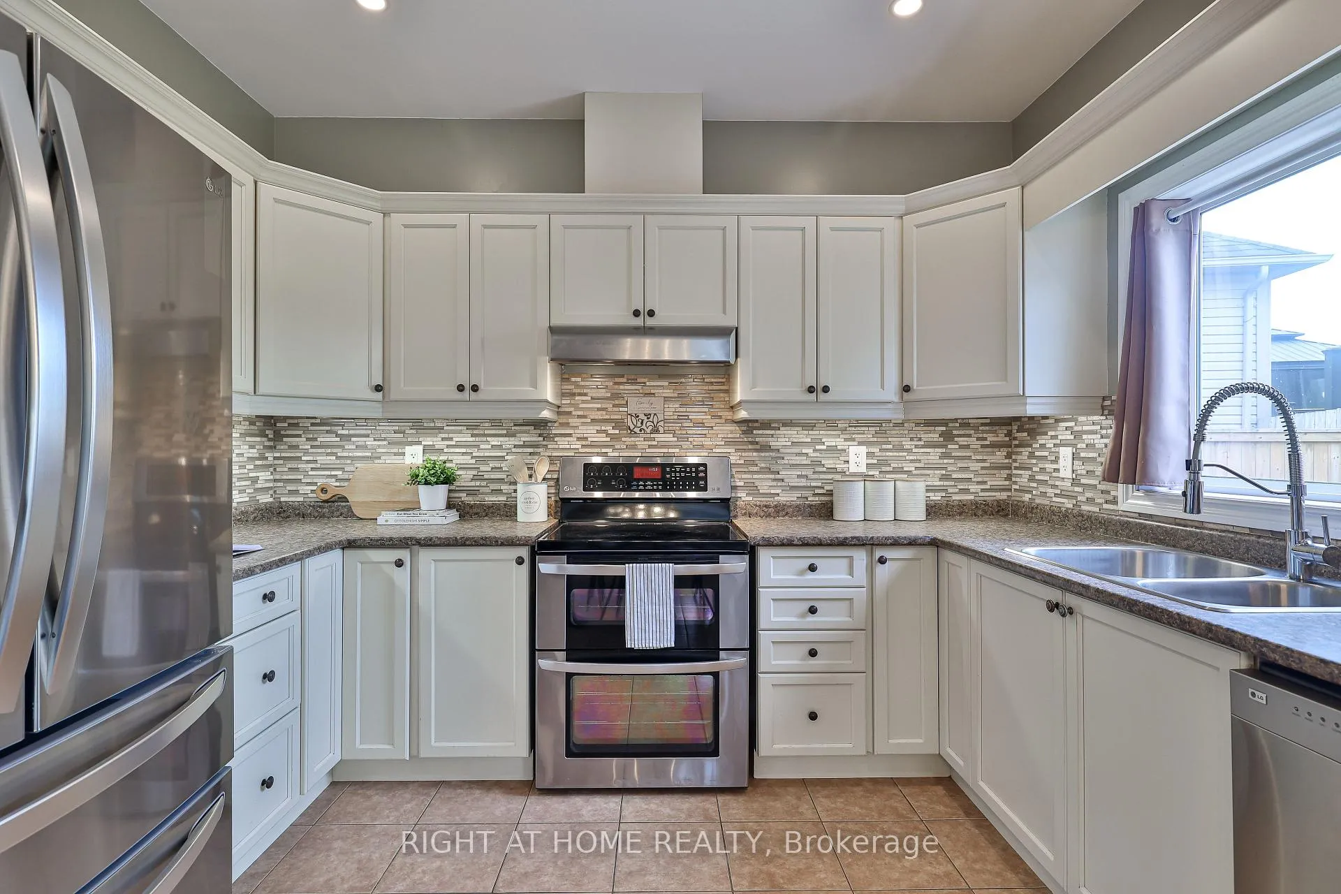 Photo 13 of 823 Greenly Drive, Cobourg — HOMEH