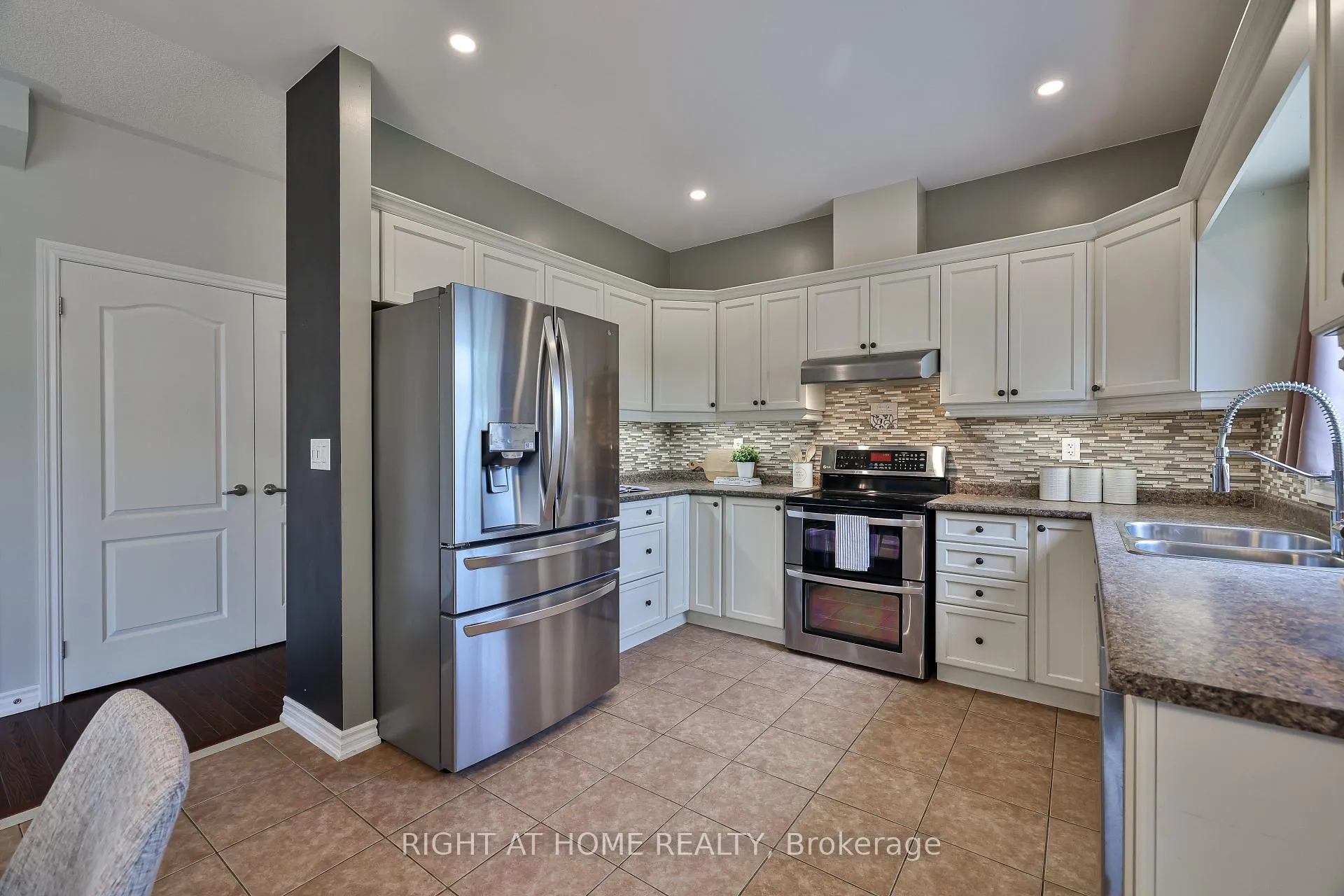 Photo 14 of 823 Greenly Drive, Cobourg — HOMEH