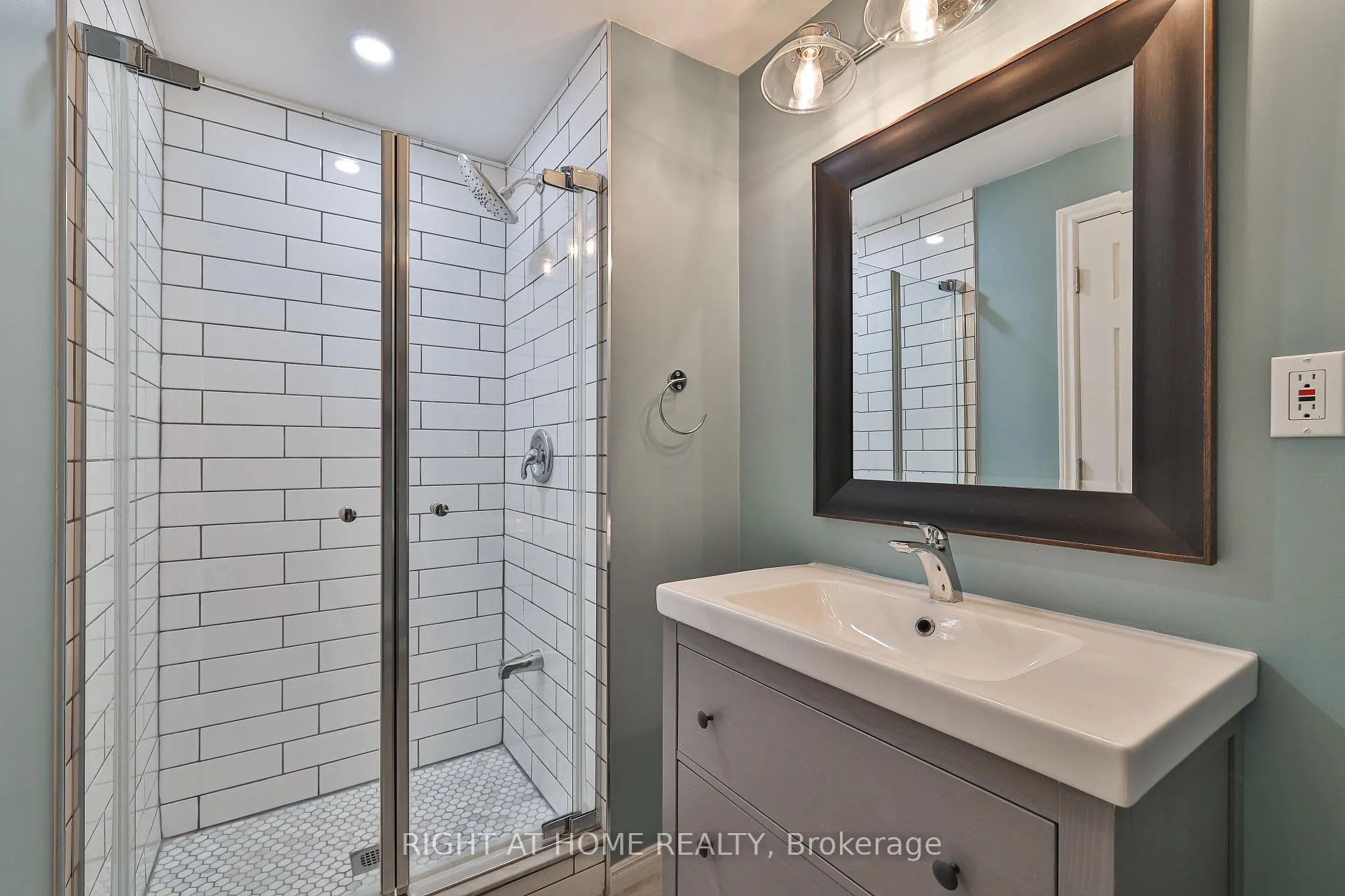 Photo 40 of 823 Greenly Drive, Cobourg — HOMEH
