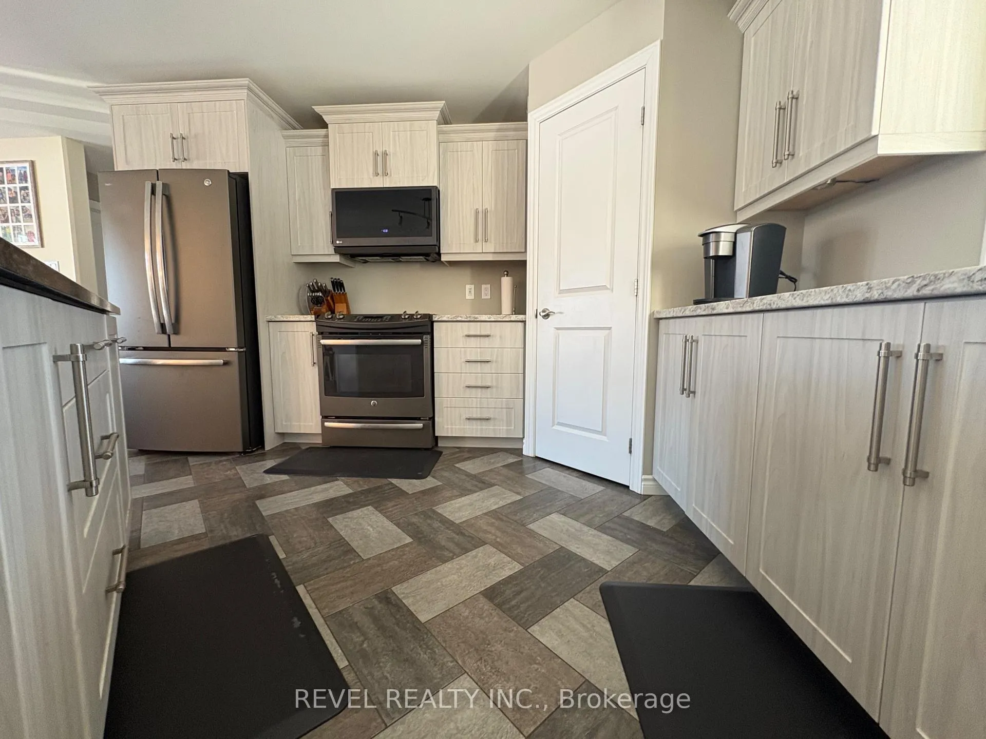Photo 10 of 117 Wilson Road, Cochrane — HOMEH