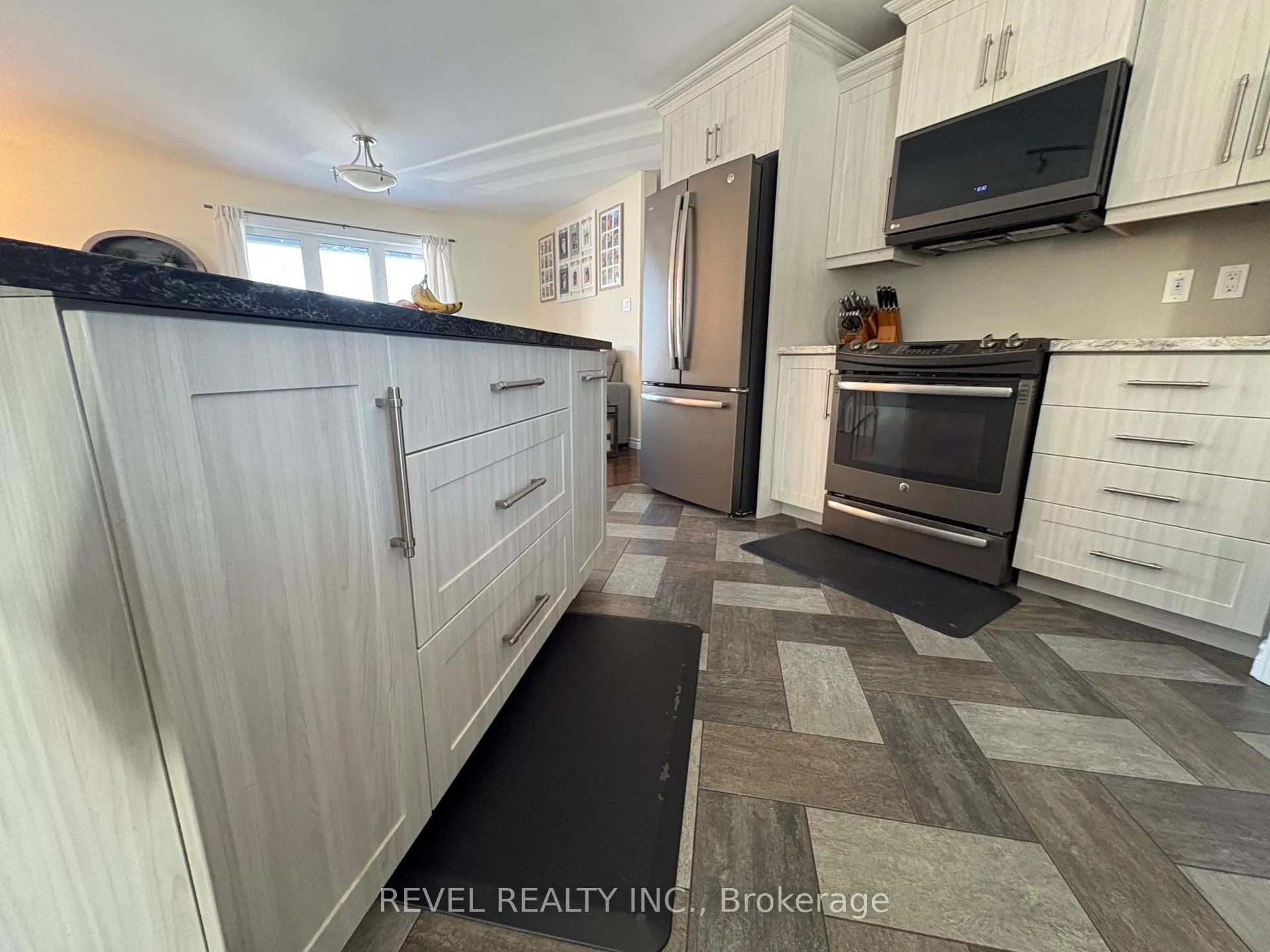Photo 11 of 117 Wilson Road, Cochrane — HOMEH
