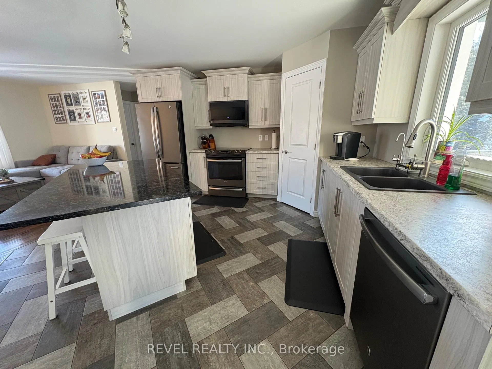 Photo 12 of 117 Wilson Road, Cochrane — HOMEH