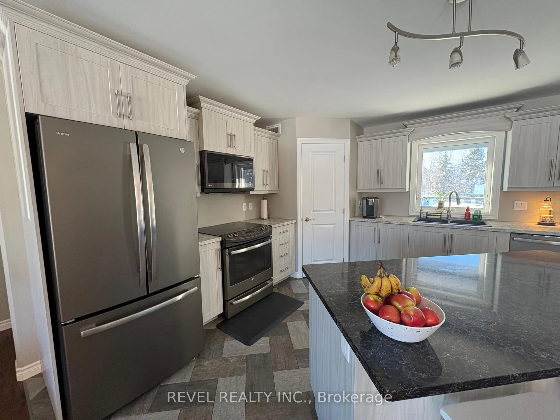 Photo 14 of 117 Wilson Road, Cochrane — HOMEH