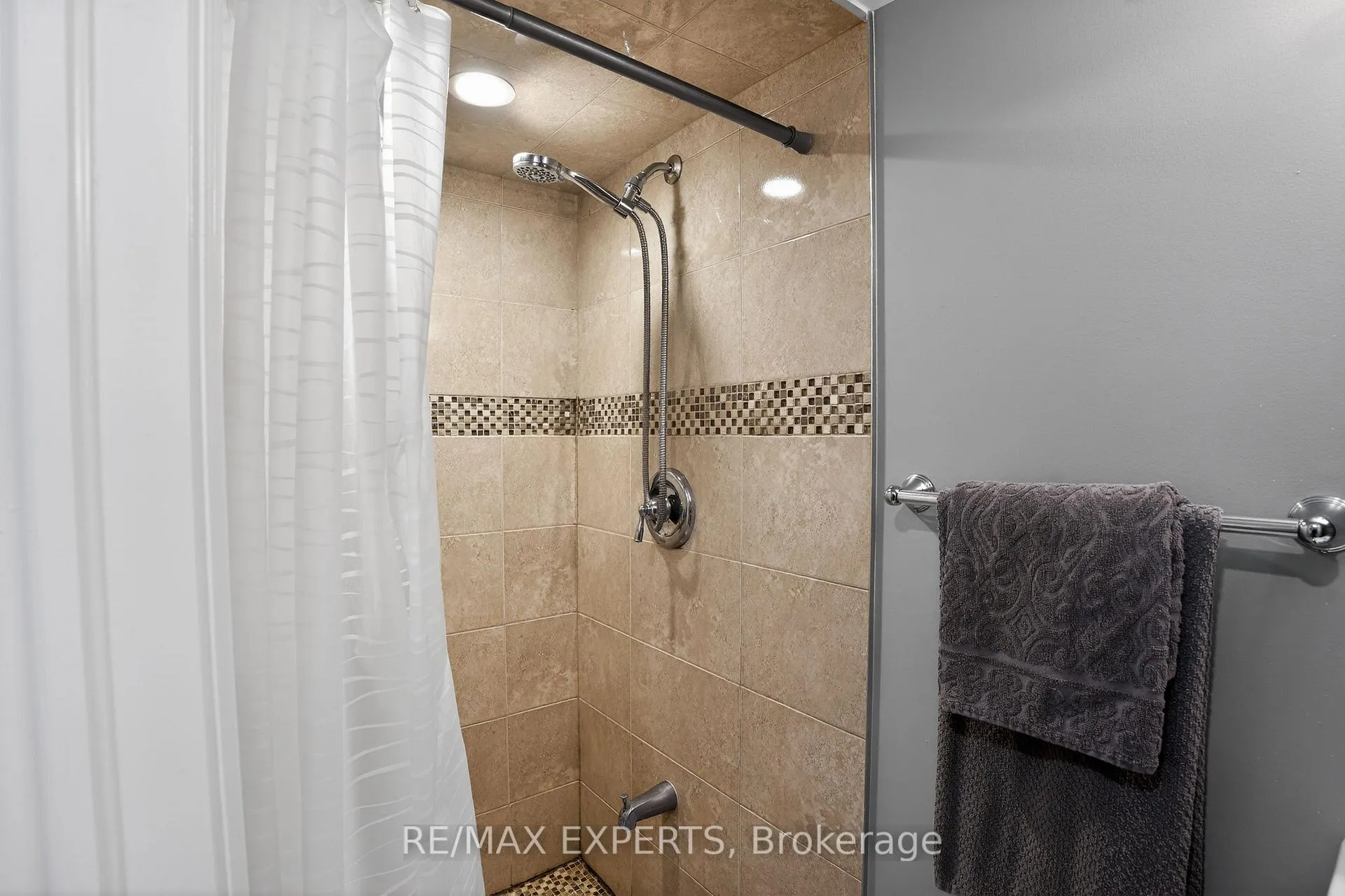 Photo 33 of 19 Cassia Crescent, Vaughan, Maple — HOMEH
