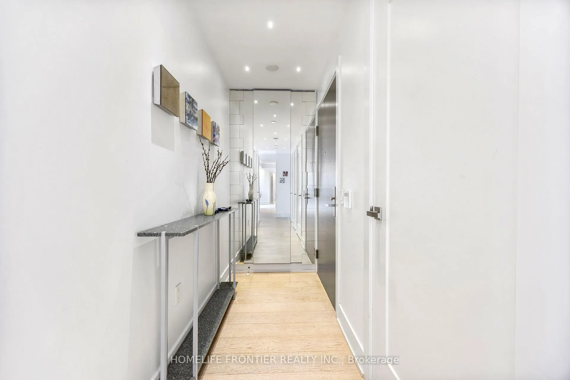 Photo 2 of Unit 401, 6 Jackes Avenue, Toronto, Rosedale-Moore Park — HOMEH