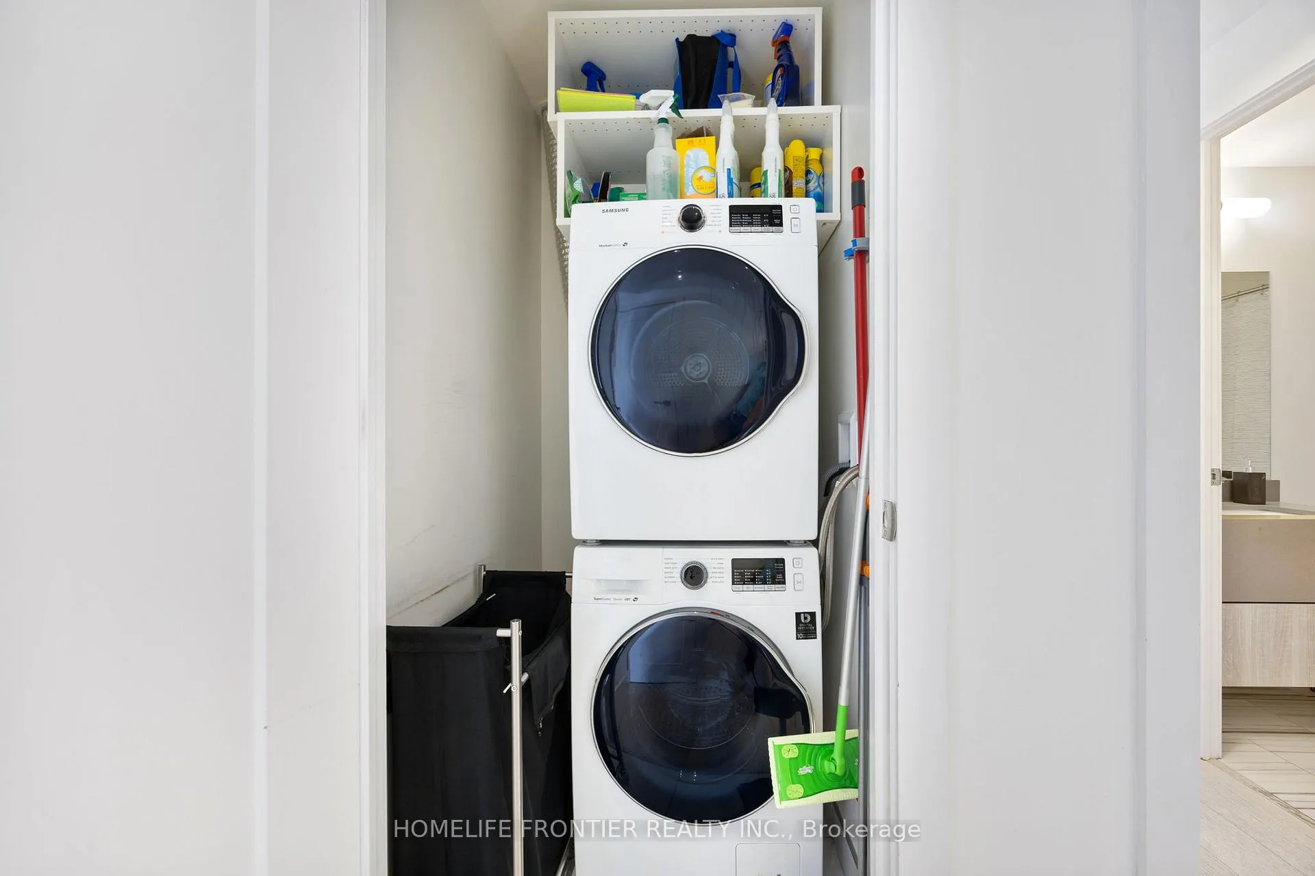 Photo 3 of Unit 401, 6 Jackes Avenue, Toronto, Rosedale-Moore Park — HOMEH
