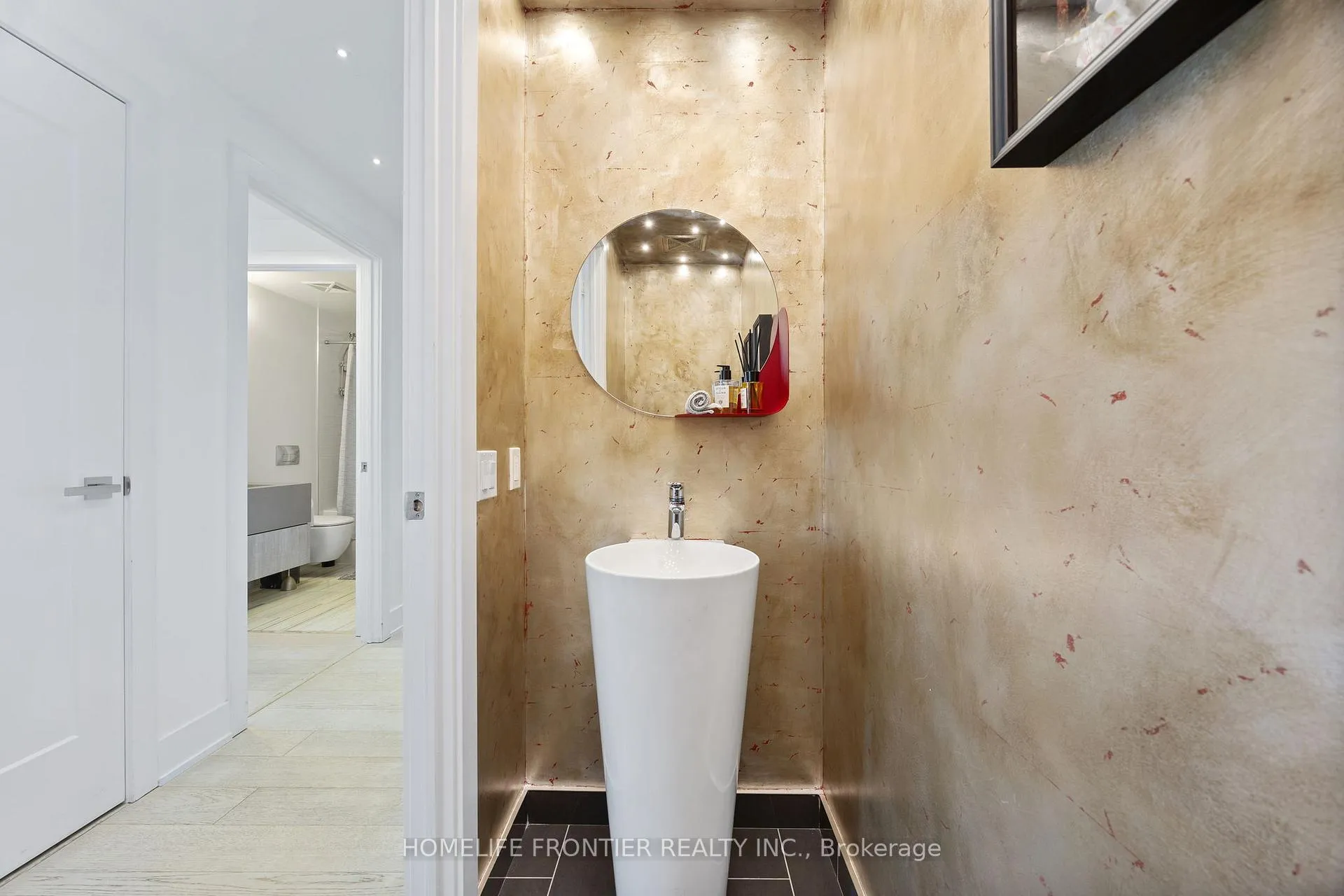 Photo 4 of Unit 401, 6 Jackes Avenue, Toronto, Rosedale-Moore Park — HOMEH