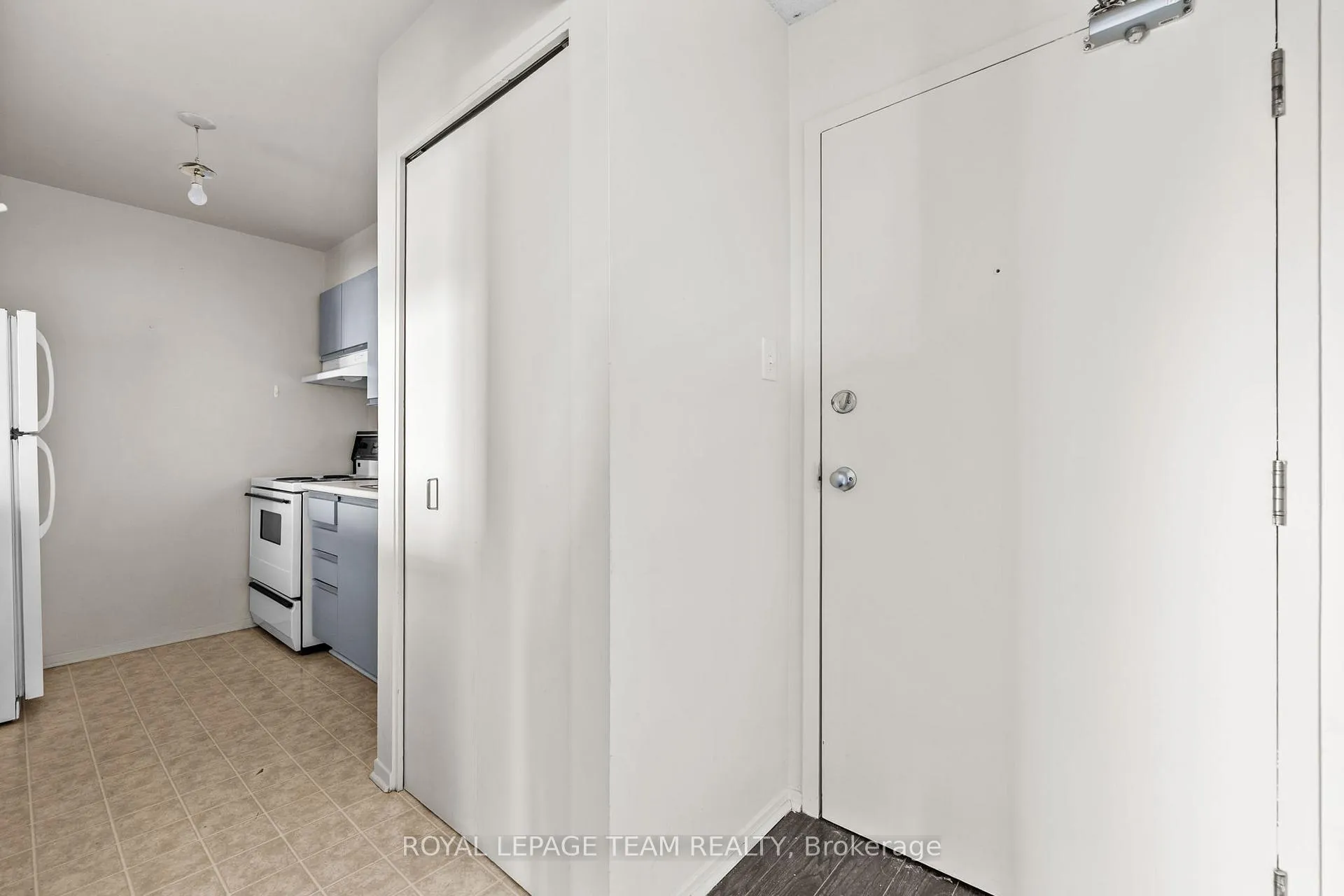 Photo 3 of Unit 411, 270 Brittany Drive, Ottawa, Viscount Alexander Park — HOMEH