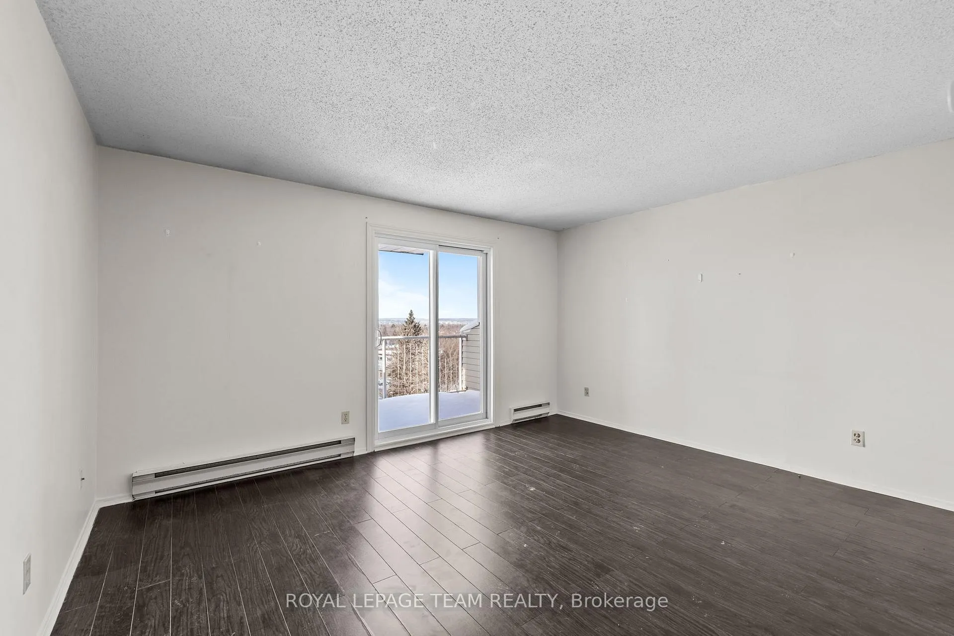 Photo 4 of Unit 411, 270 Brittany Drive, Ottawa, Viscount Alexander Park — HOMEH