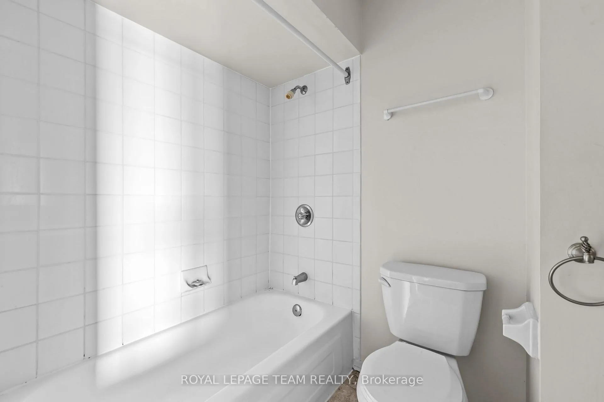 Photo 17 of Unit 411, 270 Brittany Drive, Ottawa, Viscount Alexander Park — HOMEH