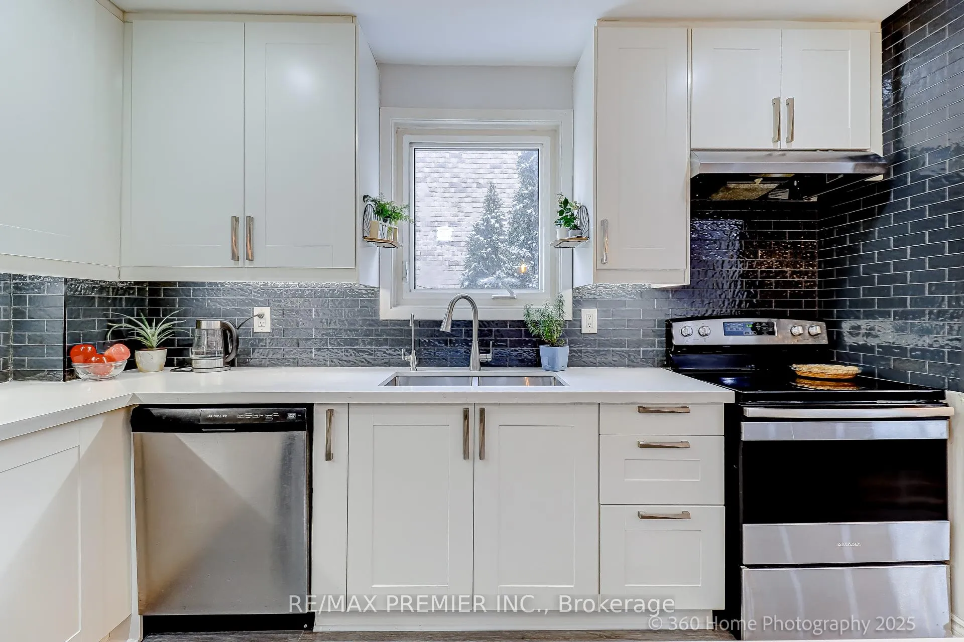 Photo 5 of 765 Hampton Court, Pickering, West Shore — HOMEH
