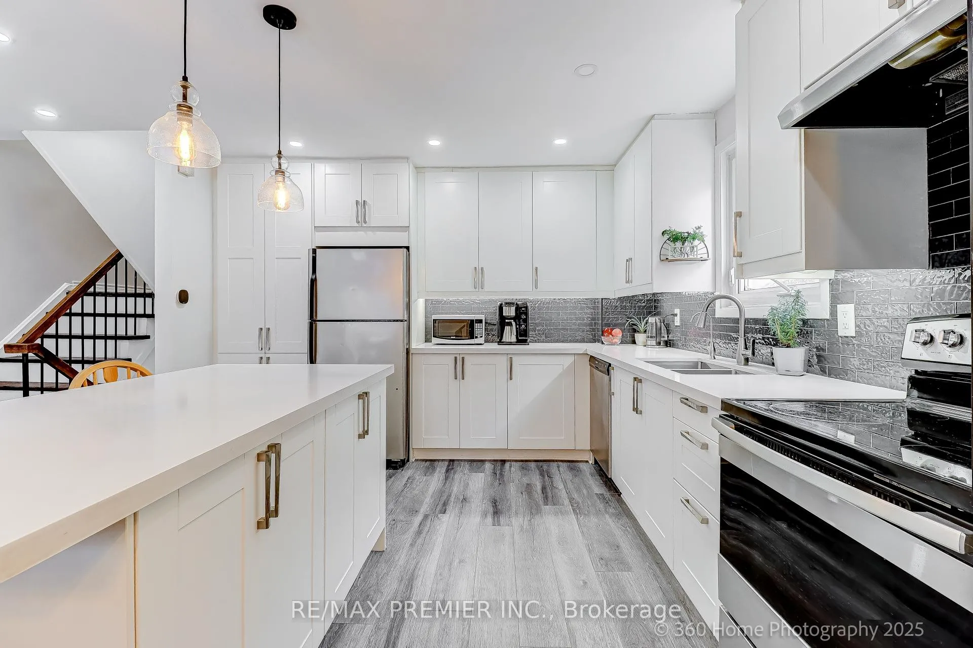 Photo 8 of 765 Hampton Court, Pickering, West Shore — HOMEH