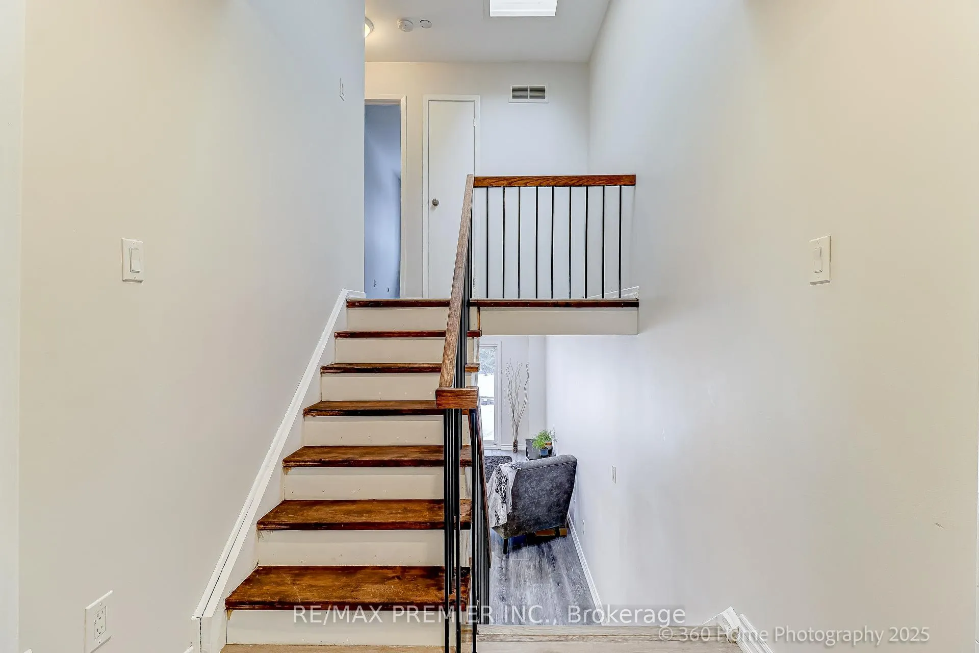 Photo 13 of 765 Hampton Court, Pickering, West Shore — HOMEH