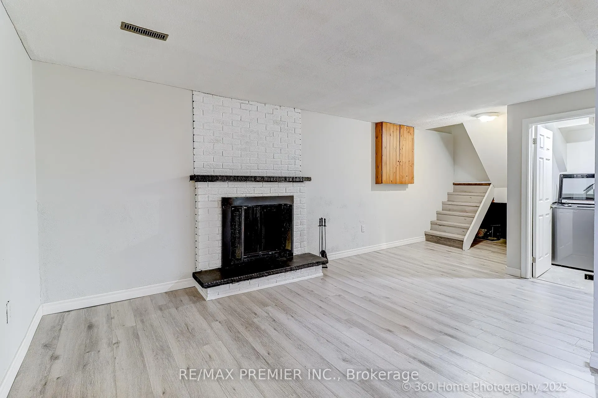 Photo 21 of 765 Hampton Court, Pickering, West Shore — HOMEH