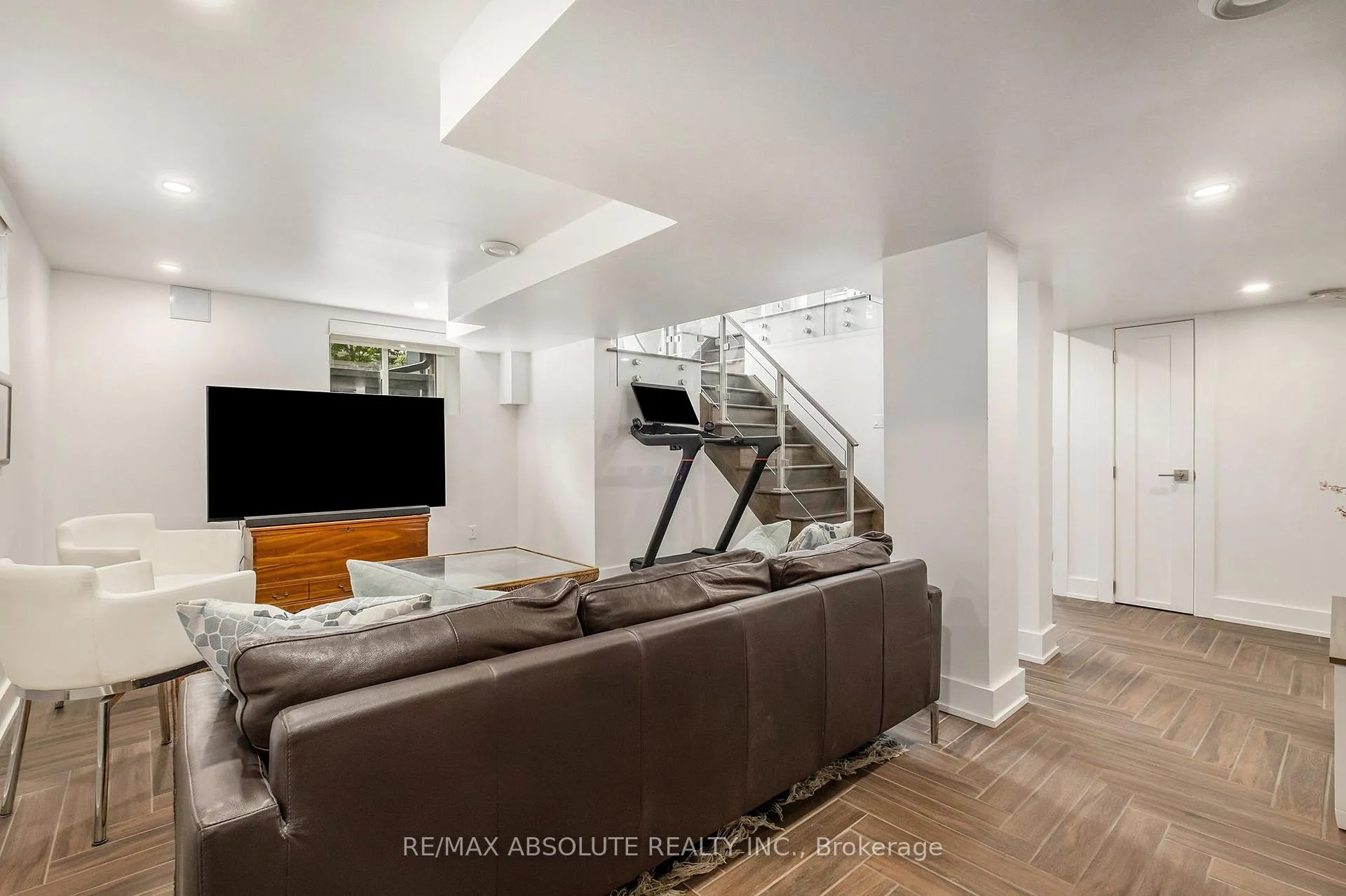 Photo 24 of 160 Begonia Avenue, Ottawa, Applewood Acres — HOMEH