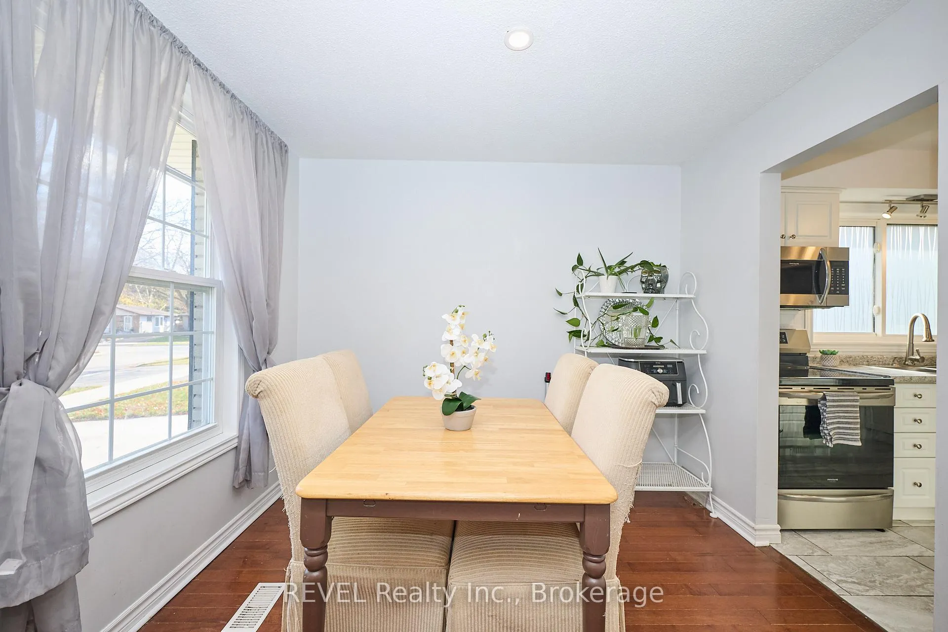 Photo 10 of 2989 Loyalist Avenue, Niagara Falls, Church's Lane — HOMEH