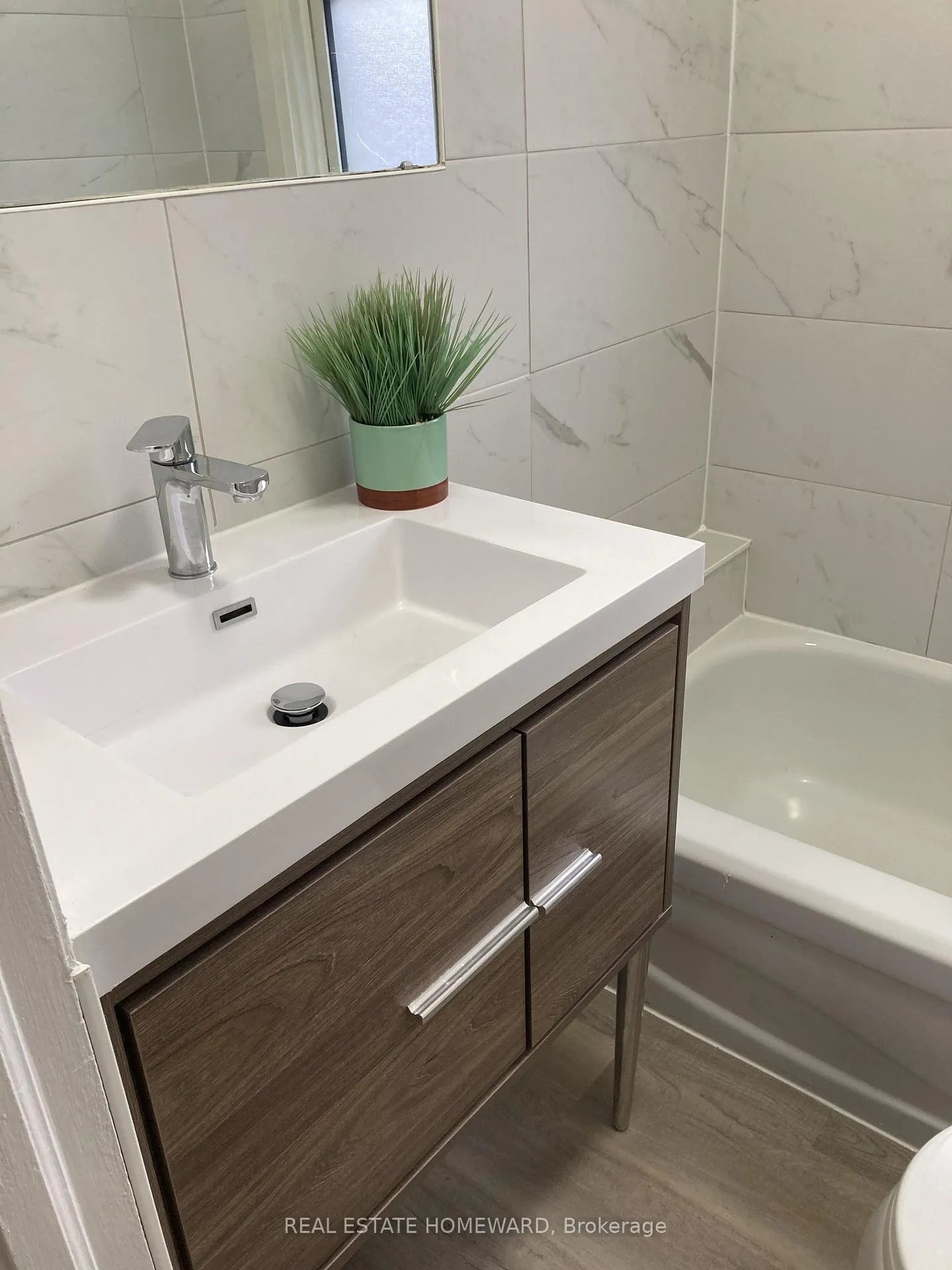 Photo 10 of 322 Cosburn Avenue, Toronto, East York — HOMEH