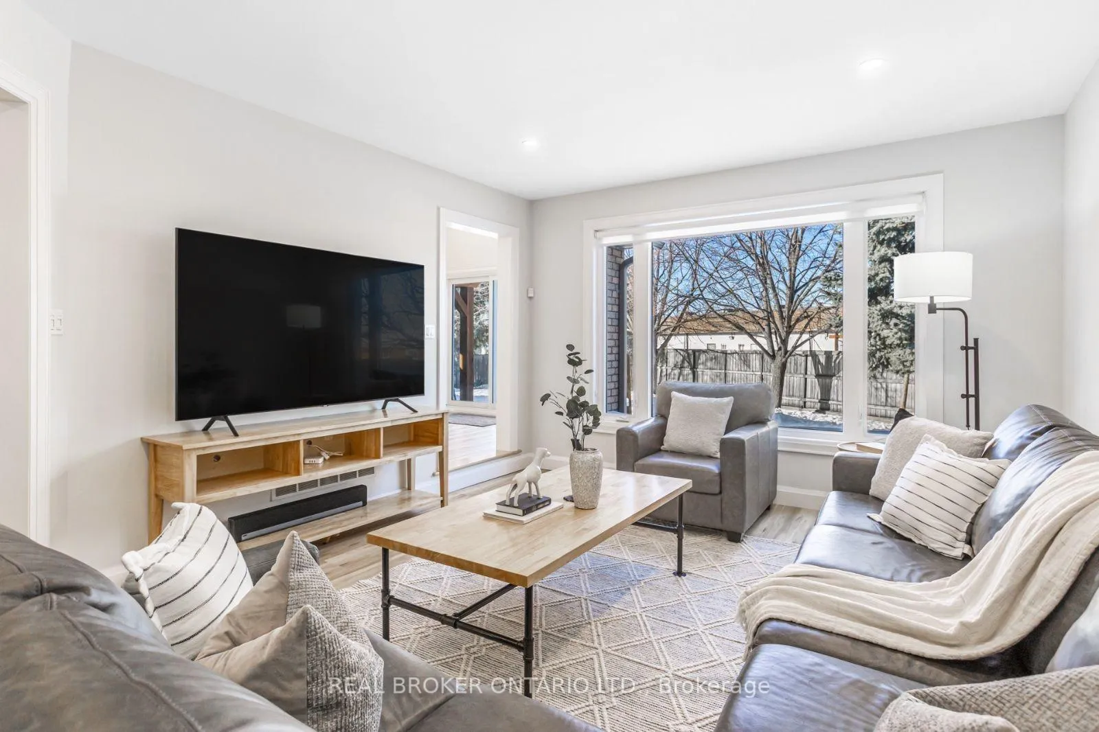 Photo 15 of 104 Seaton Place Drive, Hamilton, Stoney Creek — HOMEH