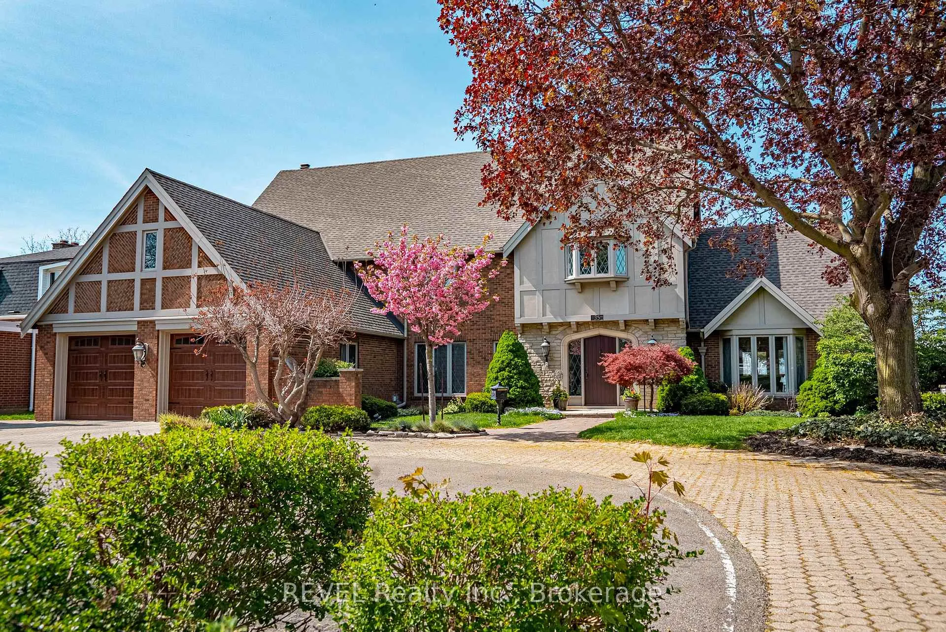 Photo 2 of 35 Clearview Heights, St. Catharines, Burleigh Hill — HOMEH
