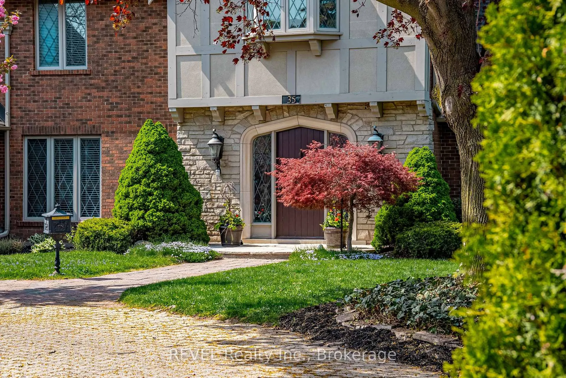 Photo 3 of 35 Clearview Heights, St. Catharines, Burleigh Hill — HOMEH