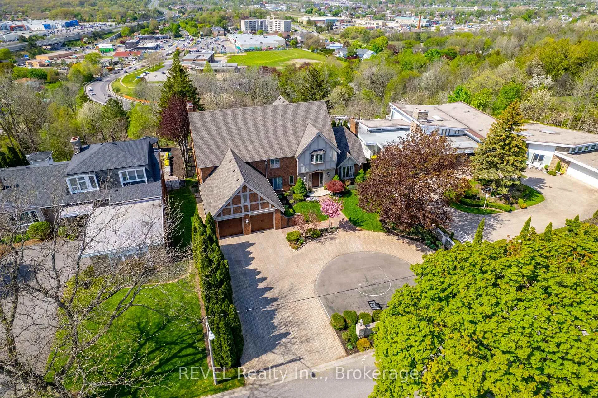 Photo 5 of 35 Clearview Heights, St. Catharines, Burleigh Hill — HOMEH