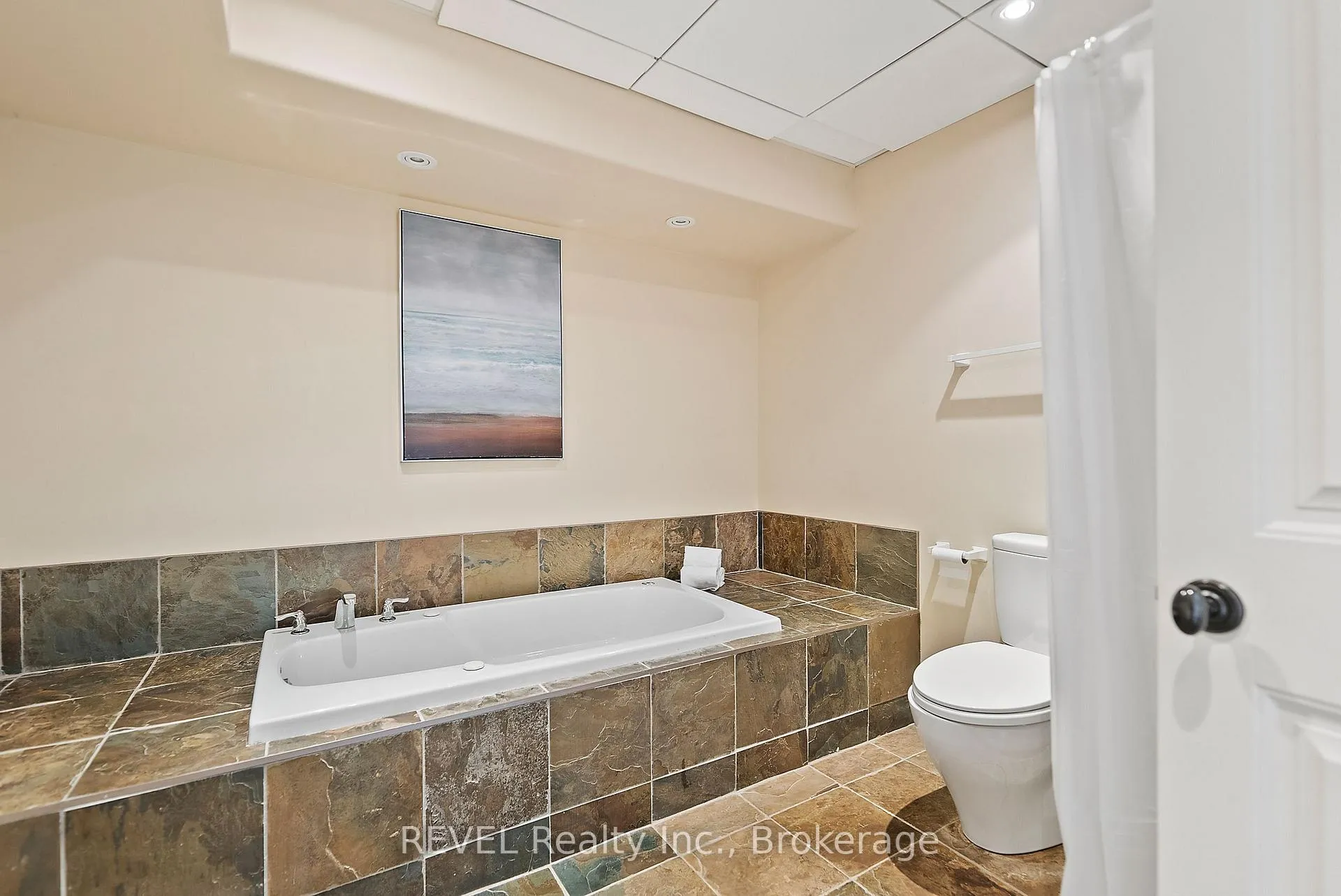 Photo 37 of 35 Clearview Heights, St. Catharines, Burleigh Hill — HOMEH