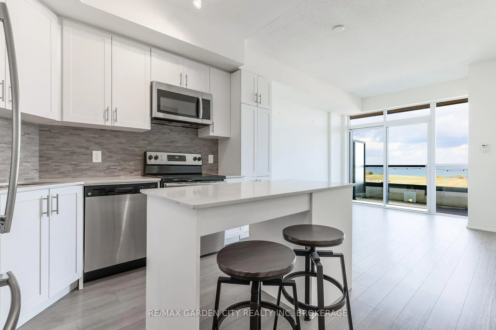 Photo 2 of 560 North Service Road, Grimsby, Grimsby Beach — HOMEH