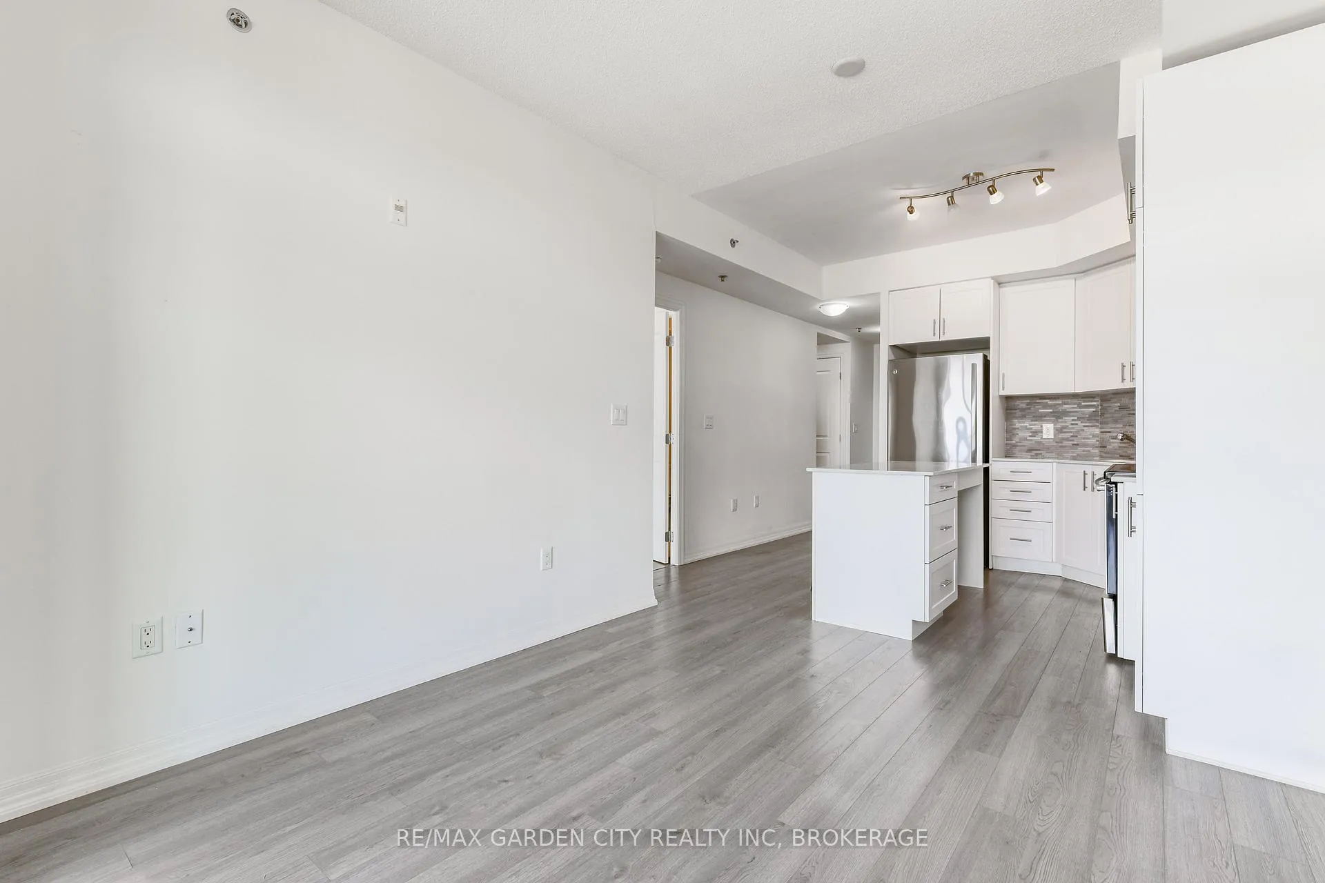 Photo 3 of 560 North Service Road, Grimsby, Grimsby Beach — HOMEH