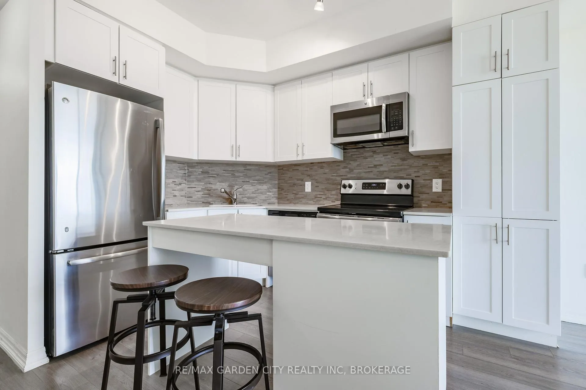 Photo 4 of 560 North Service Road, Grimsby, Grimsby Beach — HOMEH