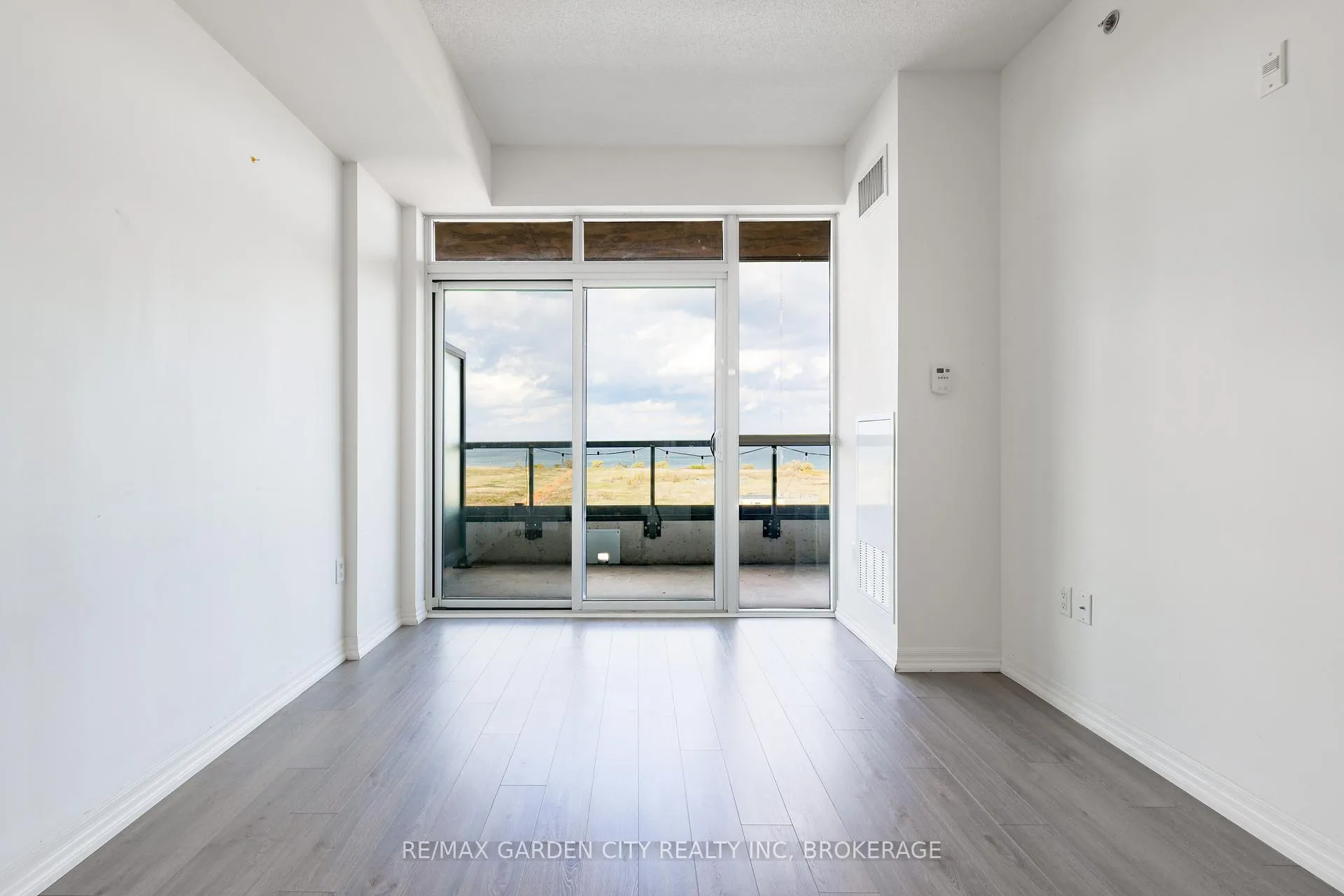 Photo 7 of 560 North Service Road, Grimsby, Grimsby Beach — HOMEH