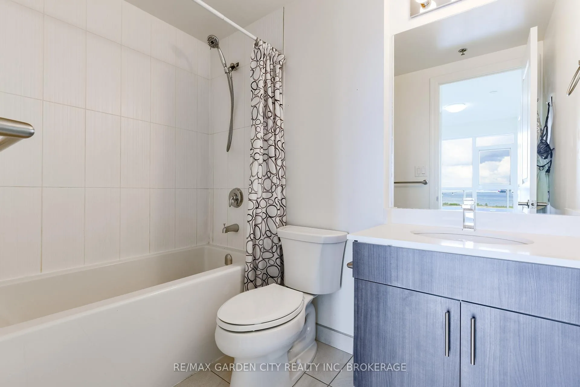 Photo 8 of 560 North Service Road, Grimsby, Grimsby Beach — HOMEH