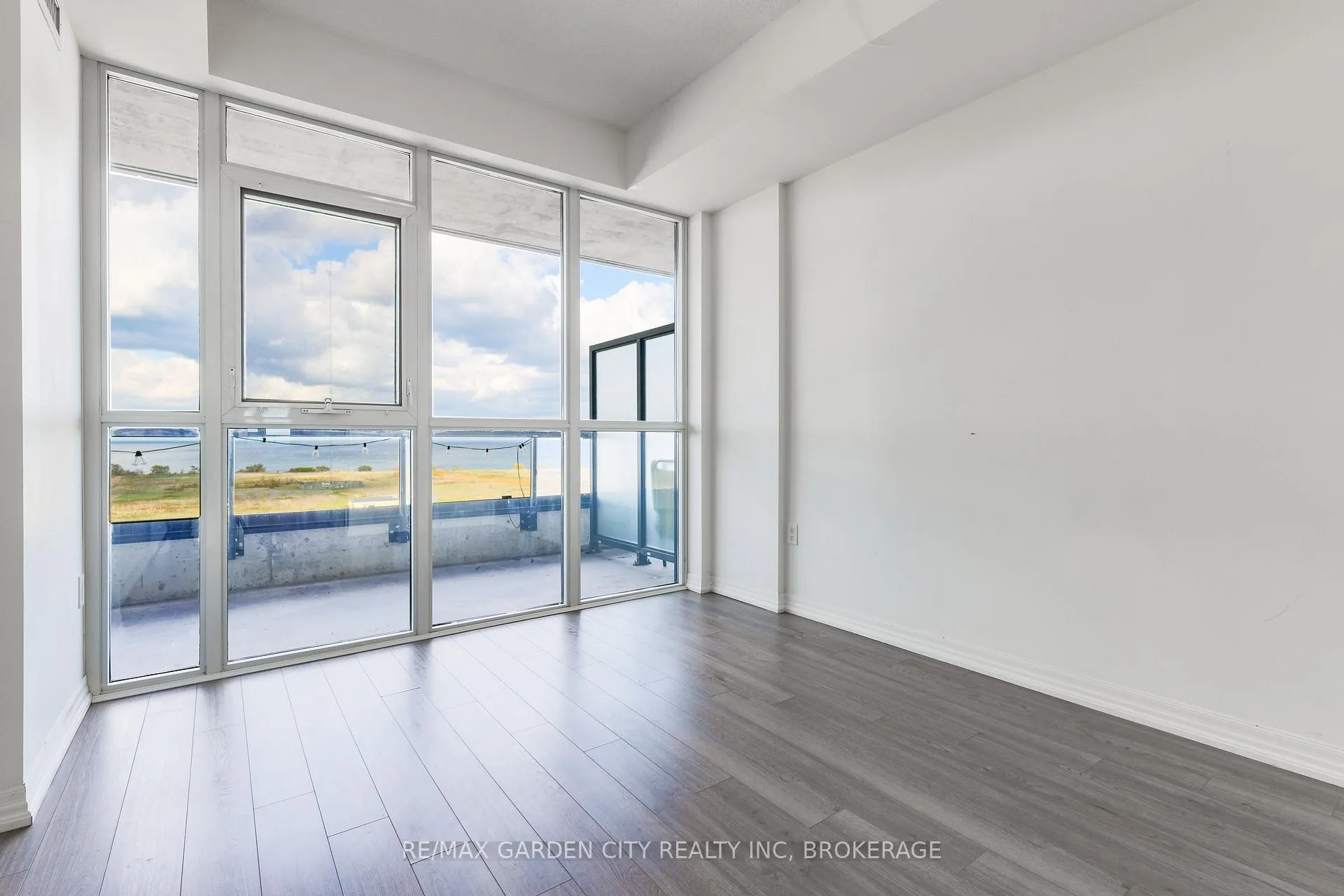 Photo 10 of 560 North Service Road, Grimsby, Grimsby Beach — HOMEH
