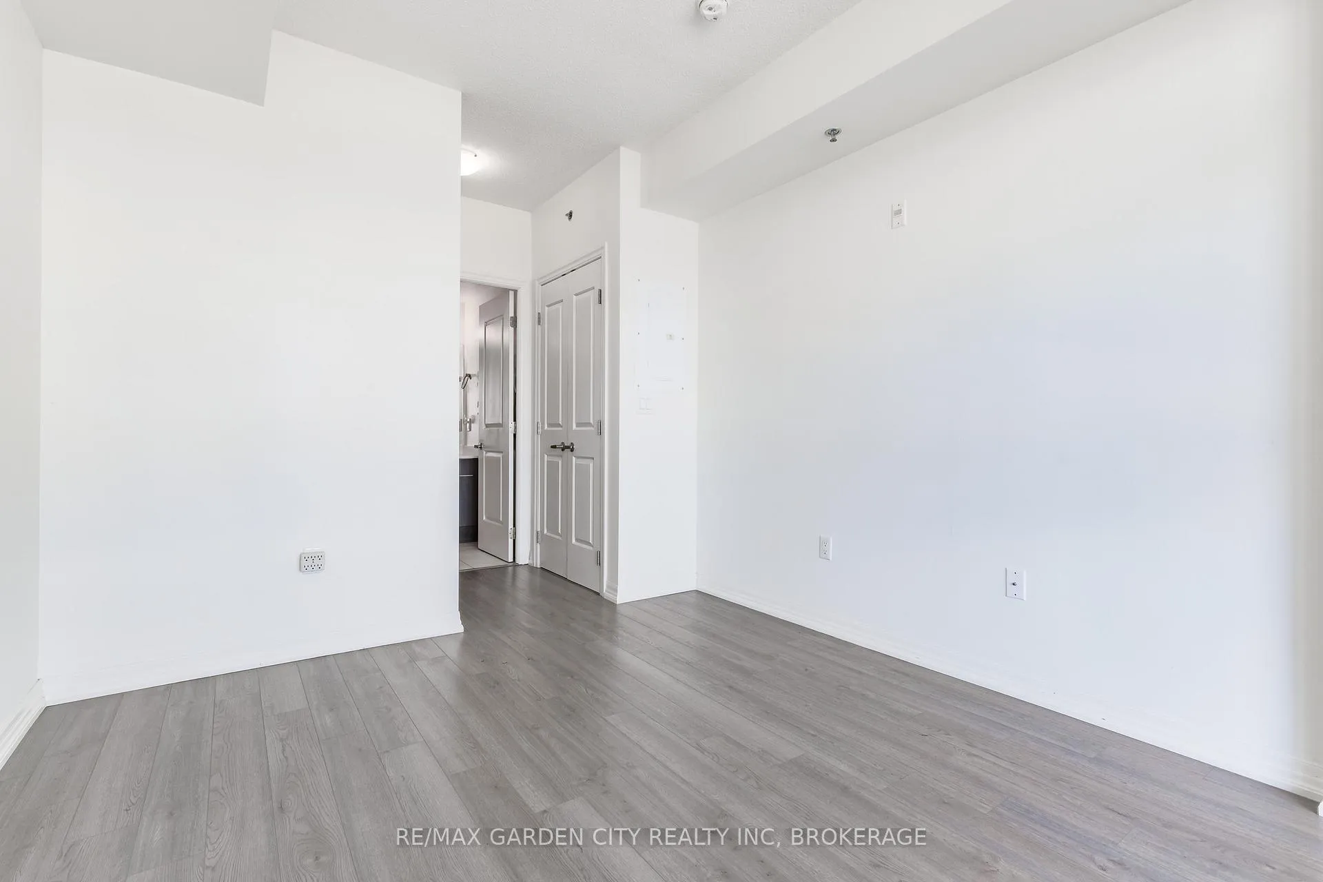 Photo 11 of 560 North Service Road, Grimsby, Grimsby Beach — HOMEH
