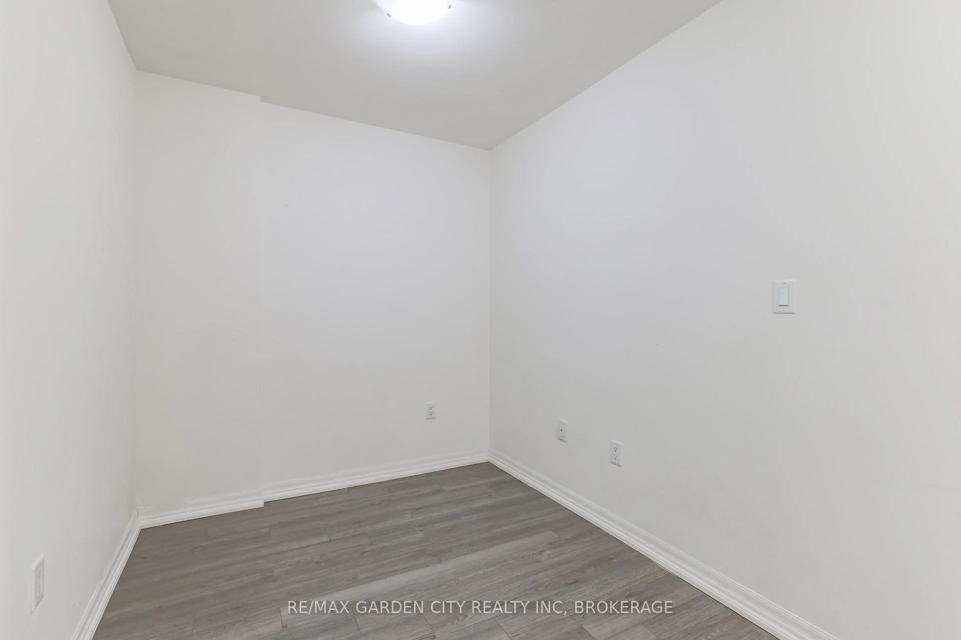 Photo 13 of 560 North Service Road, Grimsby, Grimsby Beach — HOMEH