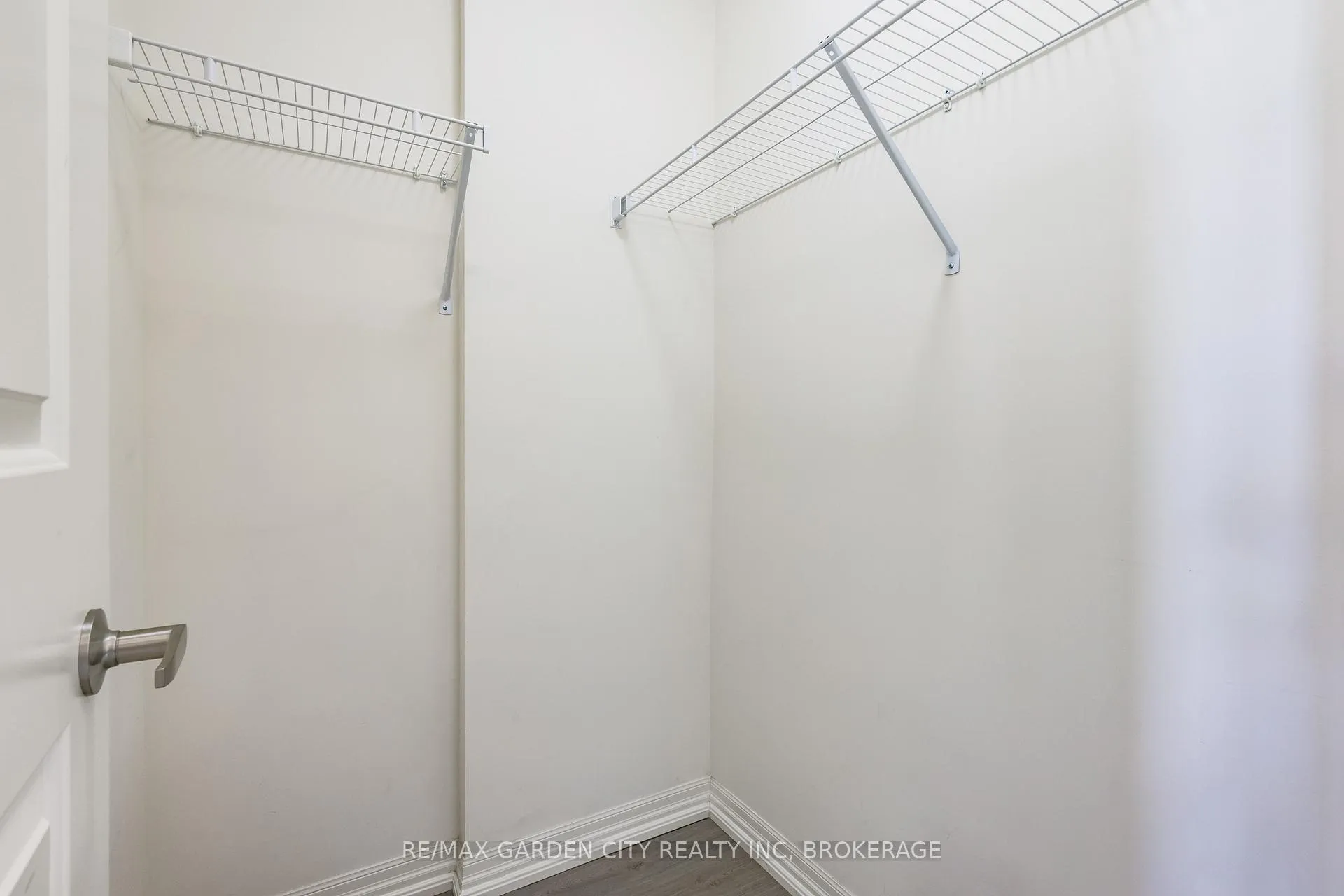 Photo 14 of 560 North Service Road, Grimsby, Grimsby Beach — HOMEH