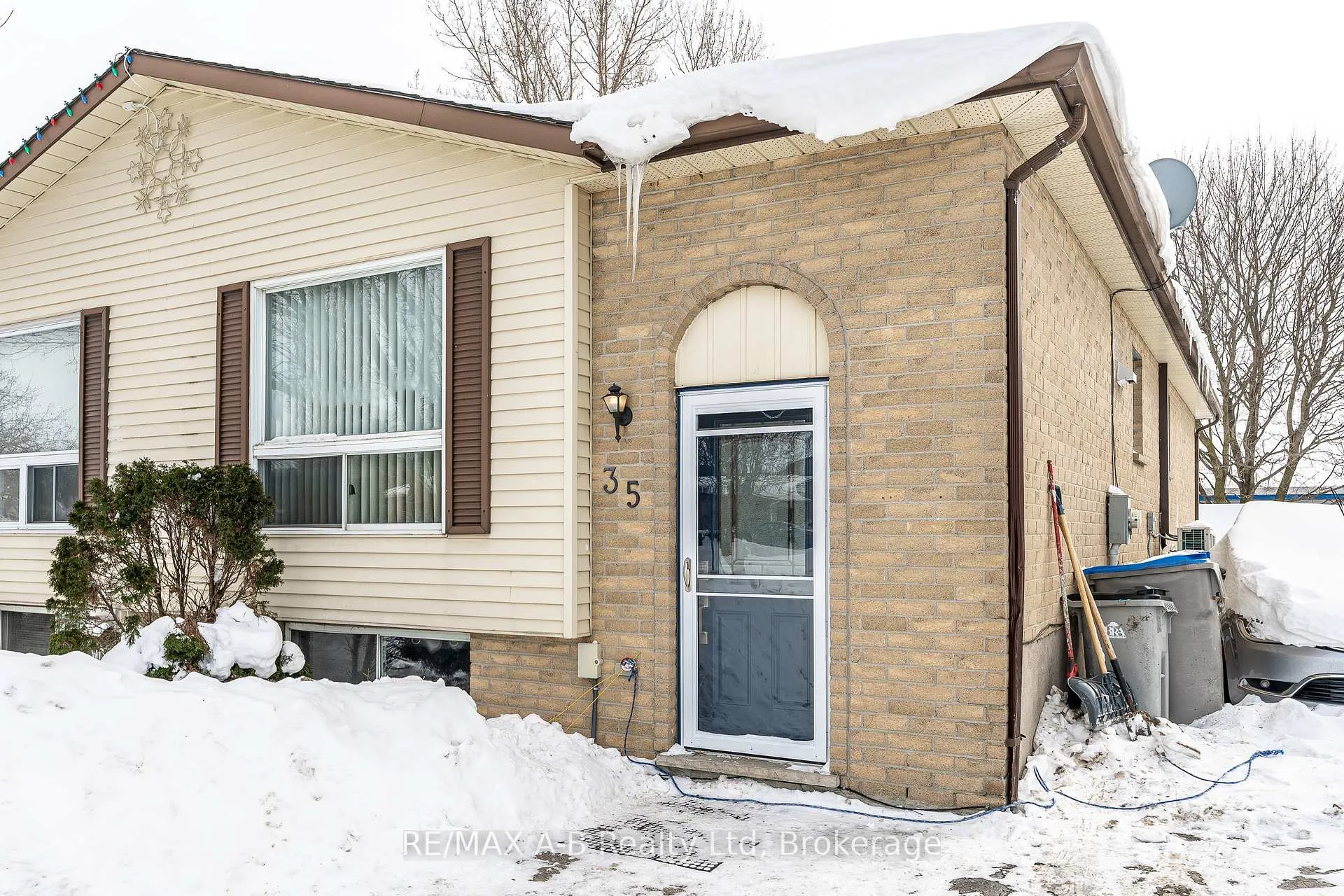 Photo 3 of 35 Maxwell Street, St. Marys — HOMEH