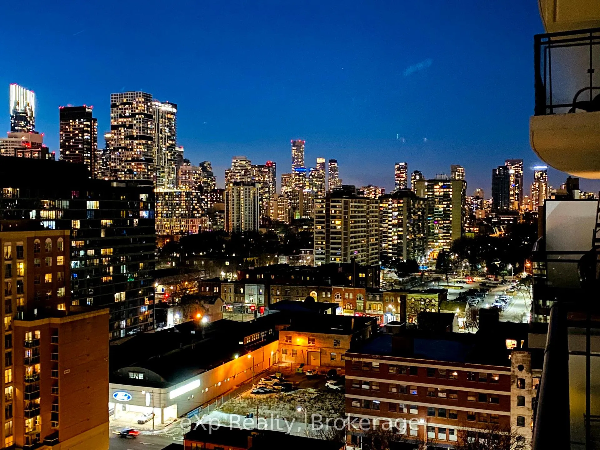 Front of Unit 1831, 460 Adelaide Street E