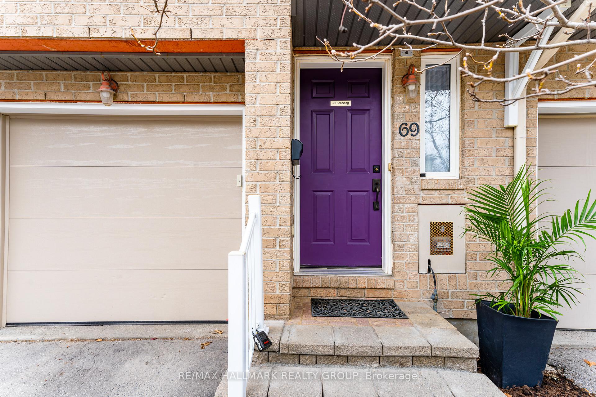 Photo 2 of 69 Highwood Private, Ottawa, Viscount Alexander Park — HOMEH